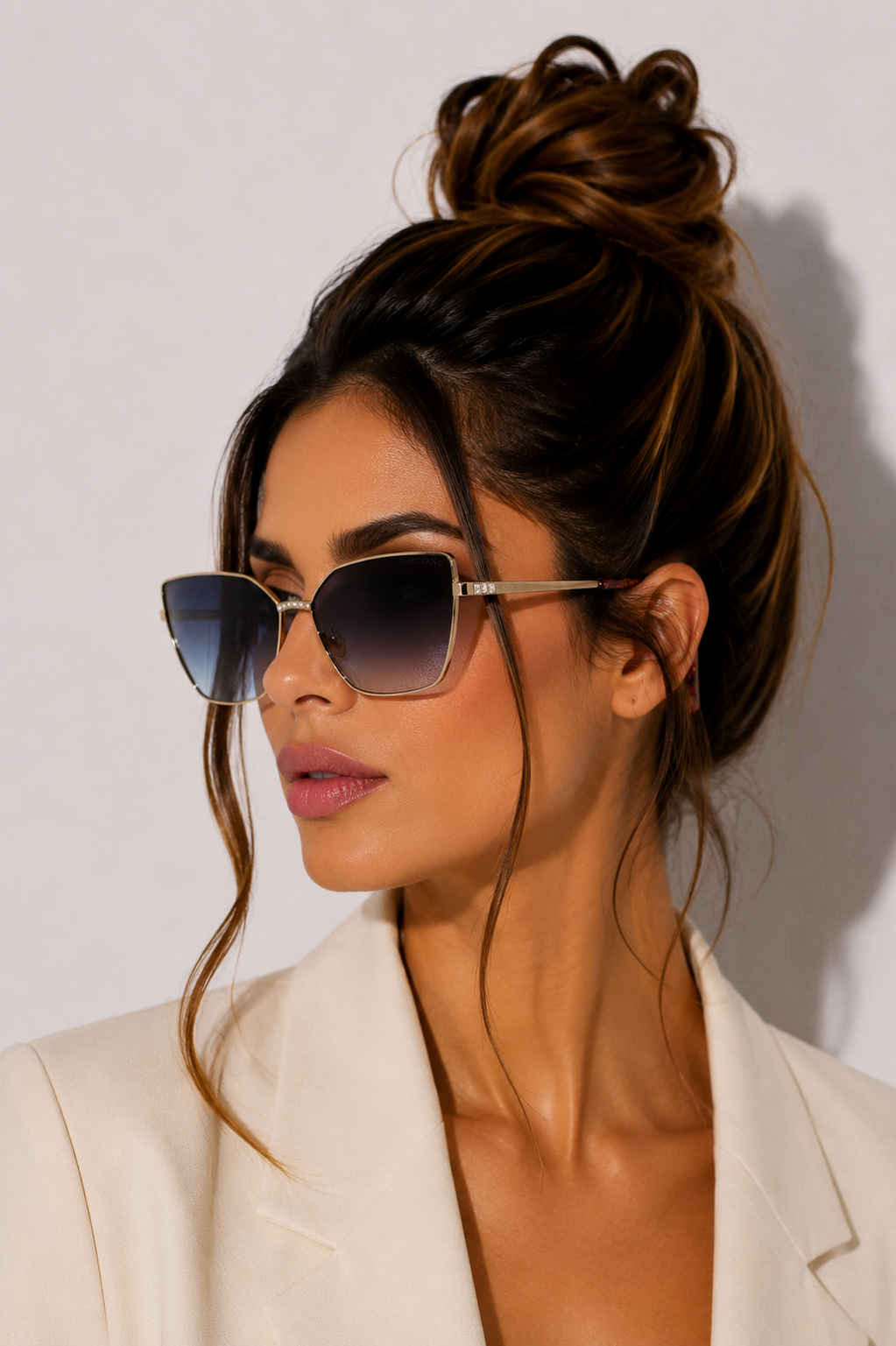 Дамски слънчеви очила Women’s metal sunglasses Marciano by Guess GM00023 33W lifestyle view