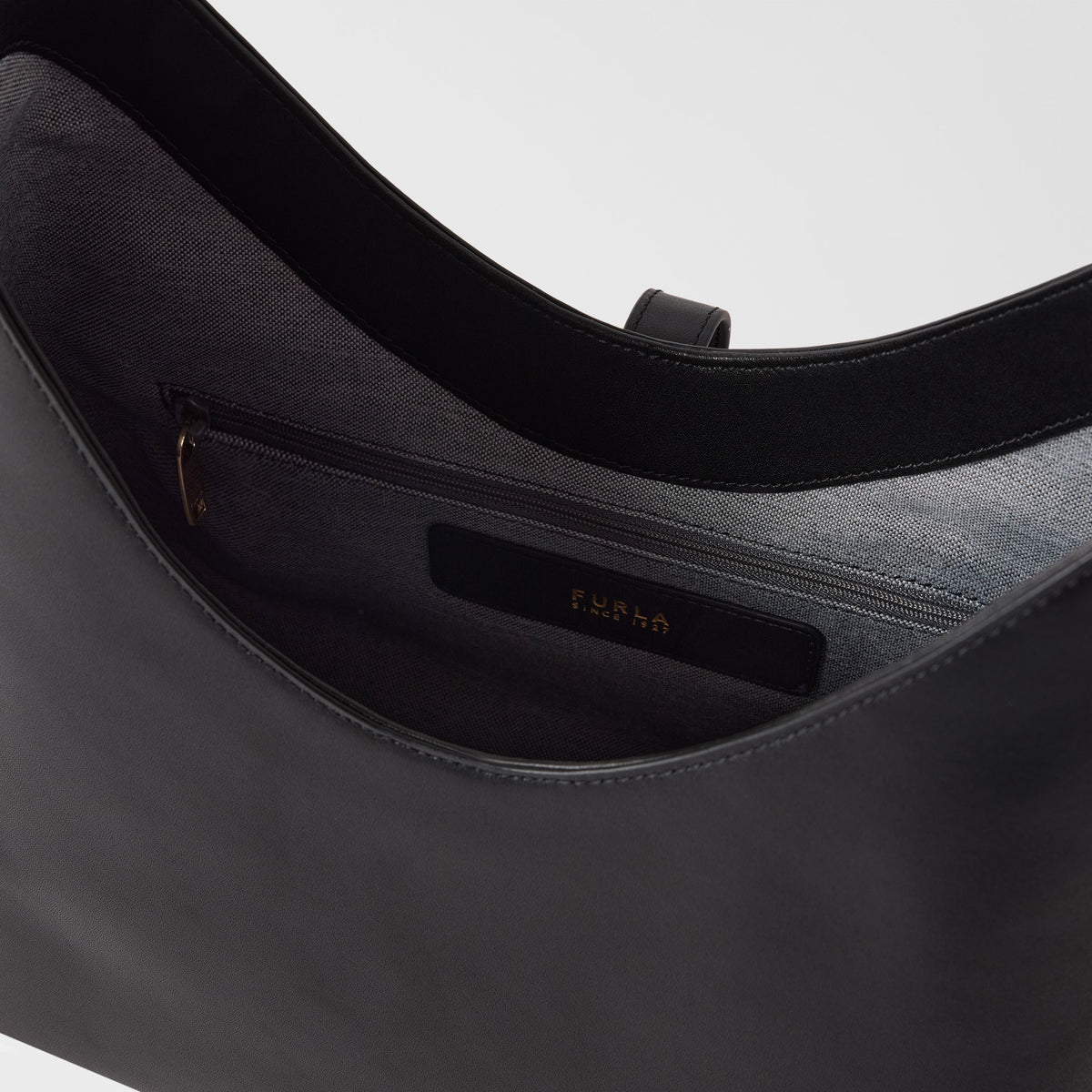 Women’s shoulder bag Furla Goccia M
SKU: WB01499_BX3104_1007 O6000 Black inside view