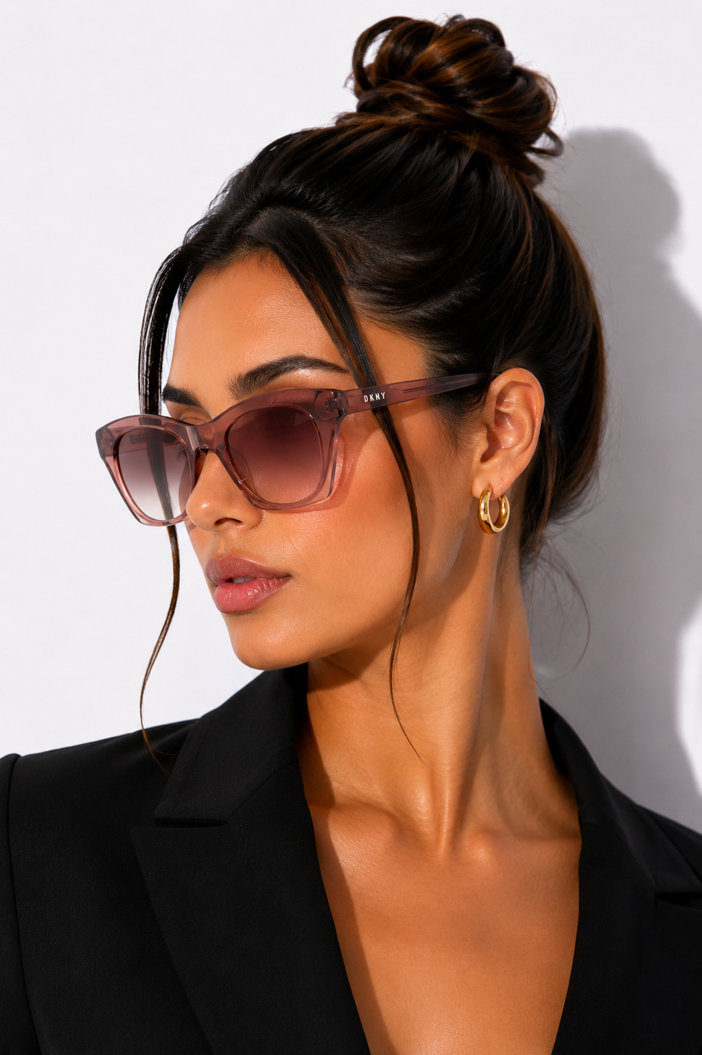 Дамски слънчеви очила DKNY DK541S 265 Transparent Mauve / Crystal Rose lifestyle view