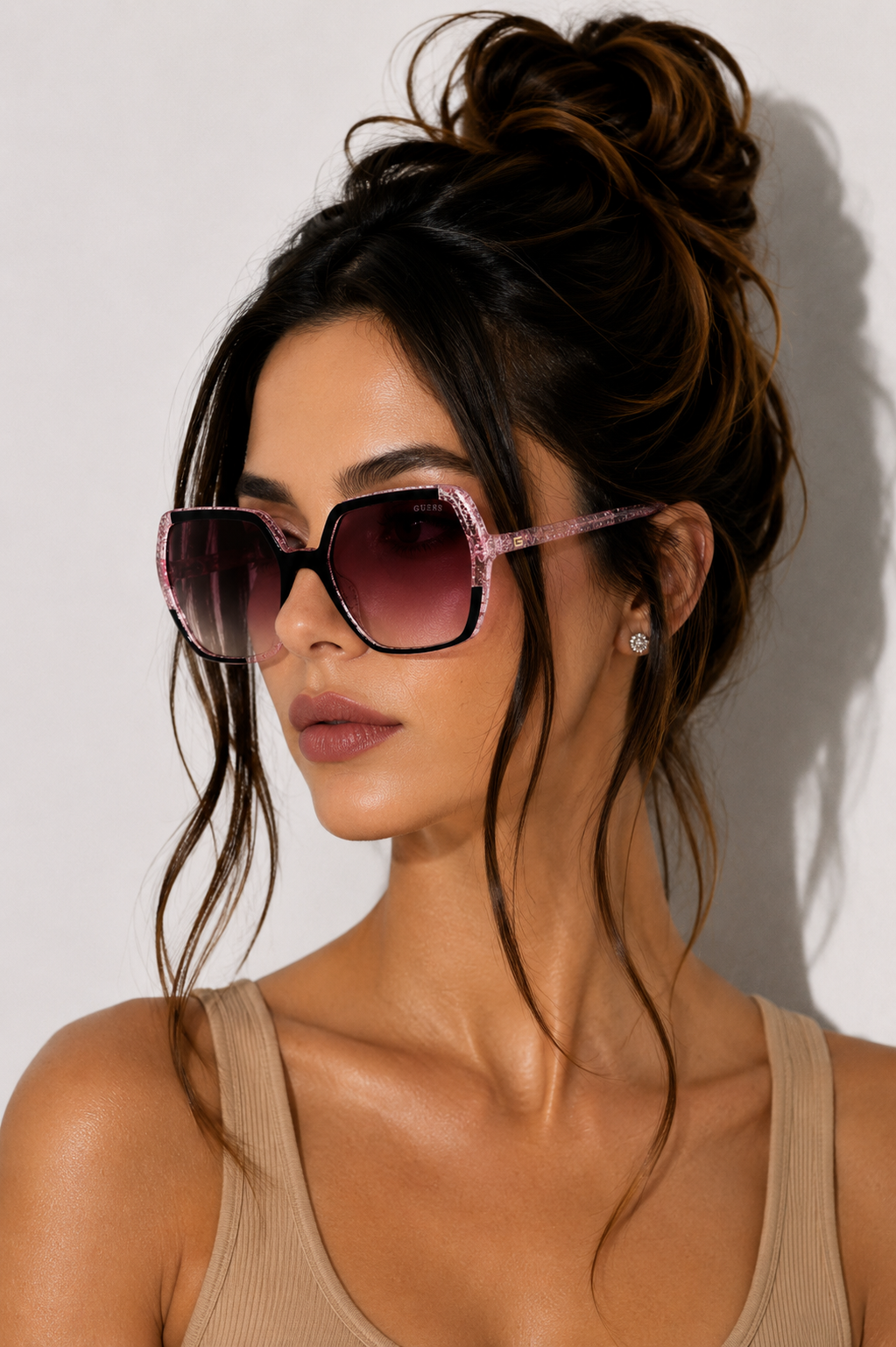 Дамски слънчеви очила Women’s sunglasses GUESS GU7883 01T lifestyle view