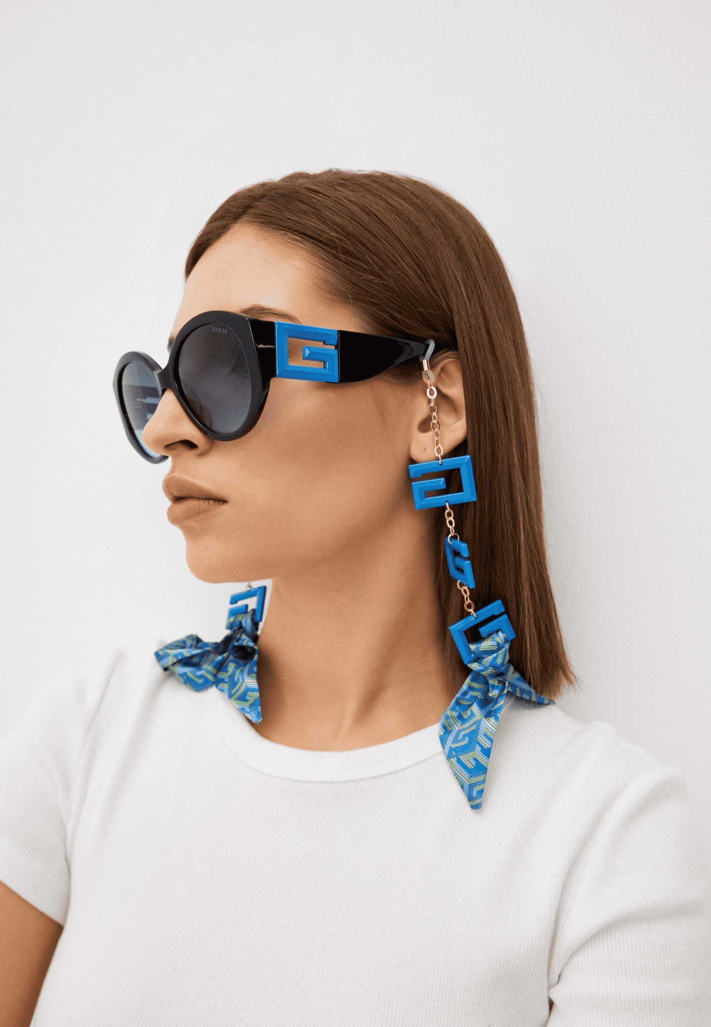 Дамски слънчеви очила Women’s sunglasses Guess GU7917 92W Black and Blue lifestyle view