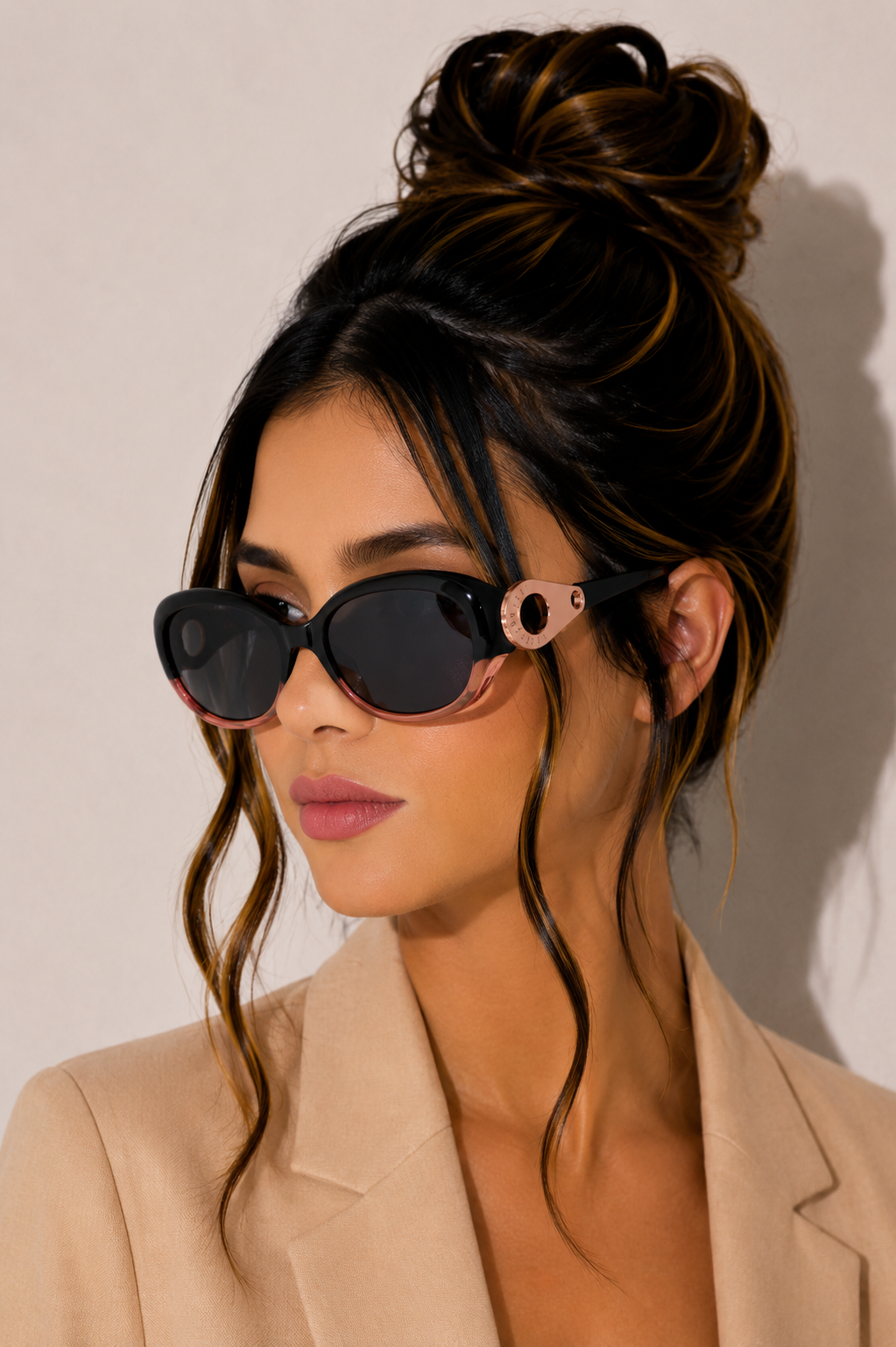 Дамски слънчеви очила Women’s sunglasses Ted Baker TB1186 022 Black / Rose Gold lifestyle view