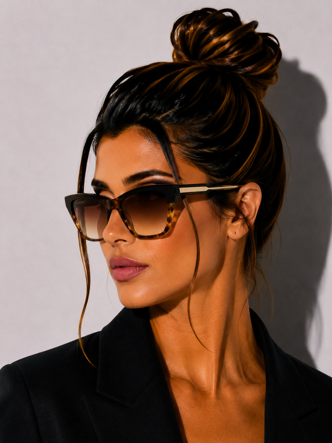 Дамски слънчеви очила Women’s sunglasses VICTORIA BECKHAM VB638S 005 Black and Brown Tortoise lifestyle view