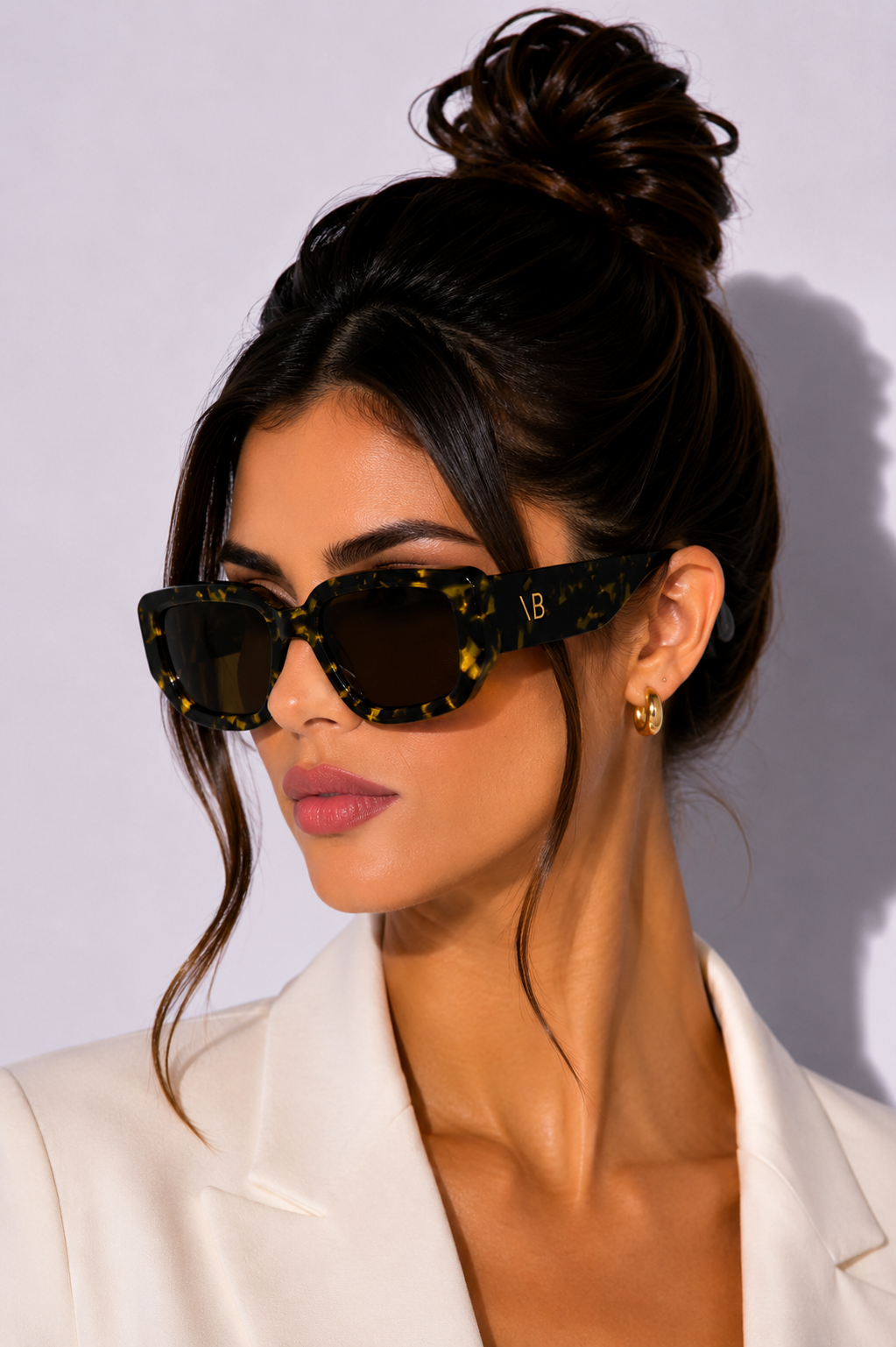 Дамски слънчеви очила Women’s sunglasses VICTORIA BECKHAM VB670S 012 Black / Yellow Havana lifestyle view