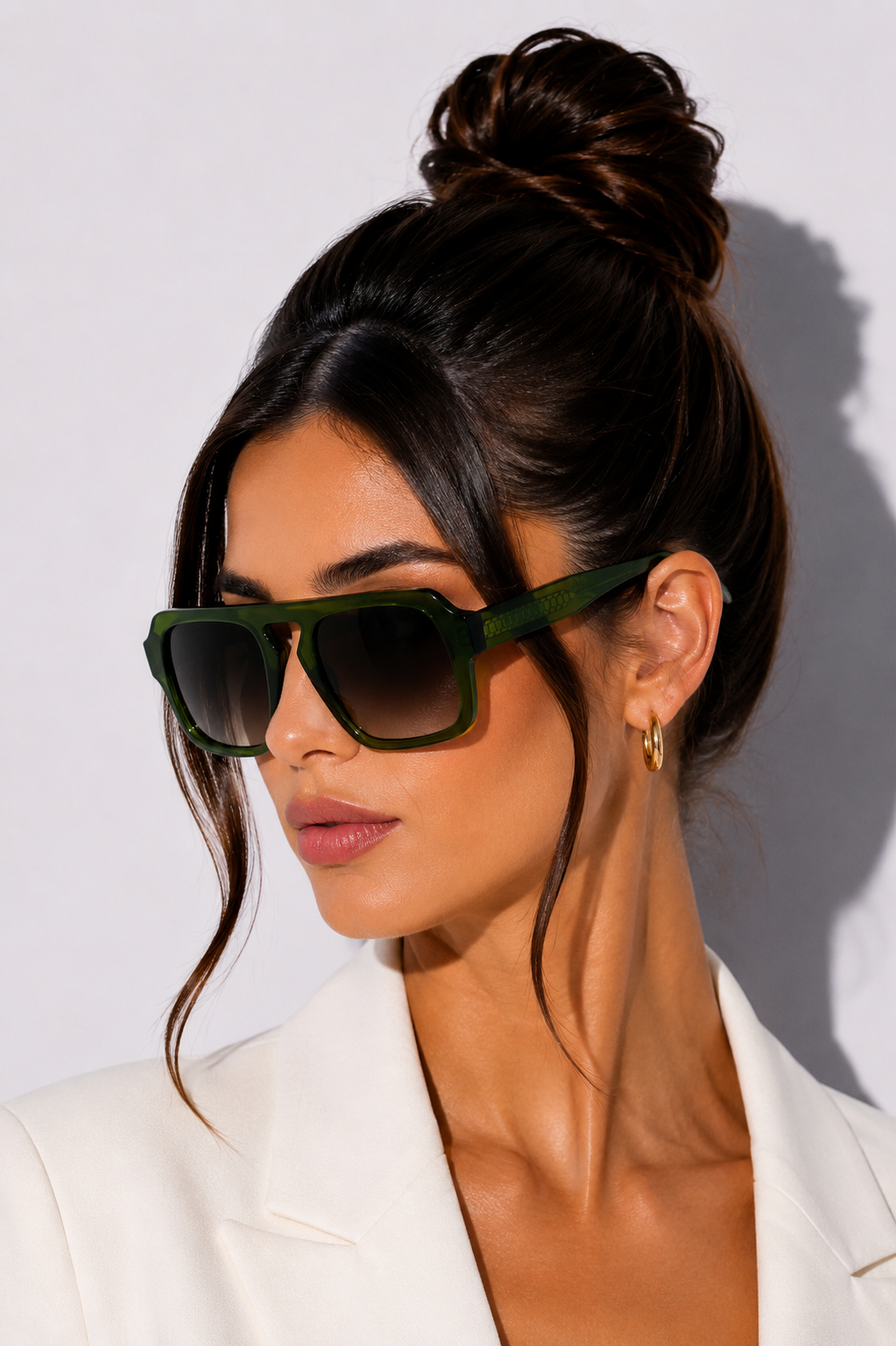 Дамски слънчеви очилаWomen's sunglasses VICTORIA BECKHAM VB674S 302 Green lifestyle view