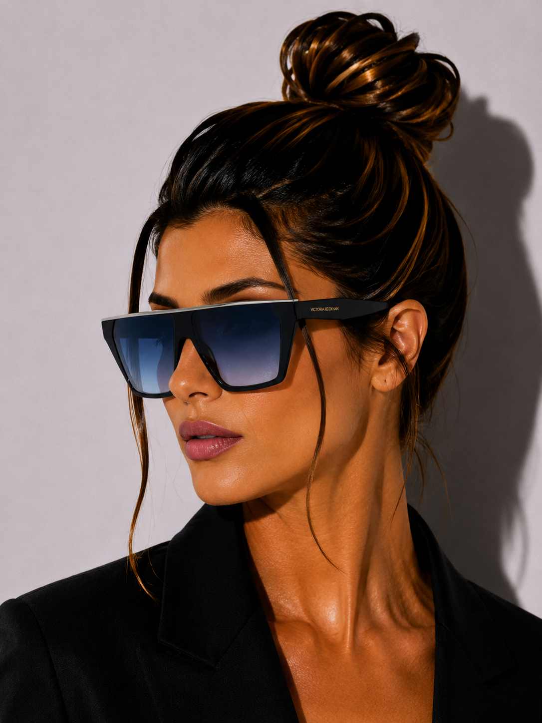Дамски слънчеви очила Women’s sunglasses VICTORIA BECKHAM VB683S 415 Dark Navy lifestyle view