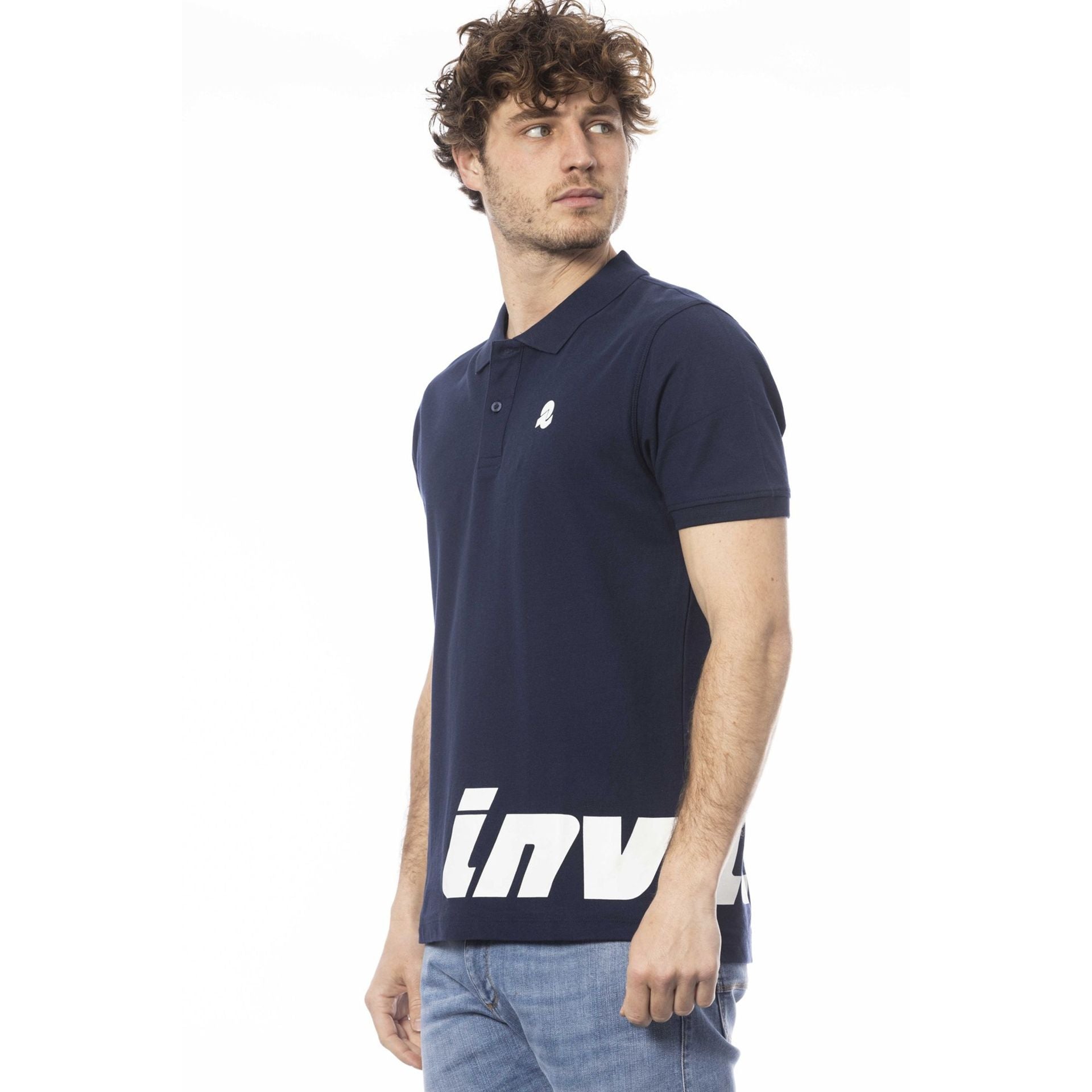 Мъжка поло тениска в тъмно синьо Men’s polo shirt Invicta in Dark blue 4452282U 730BLUSCURO Angled view