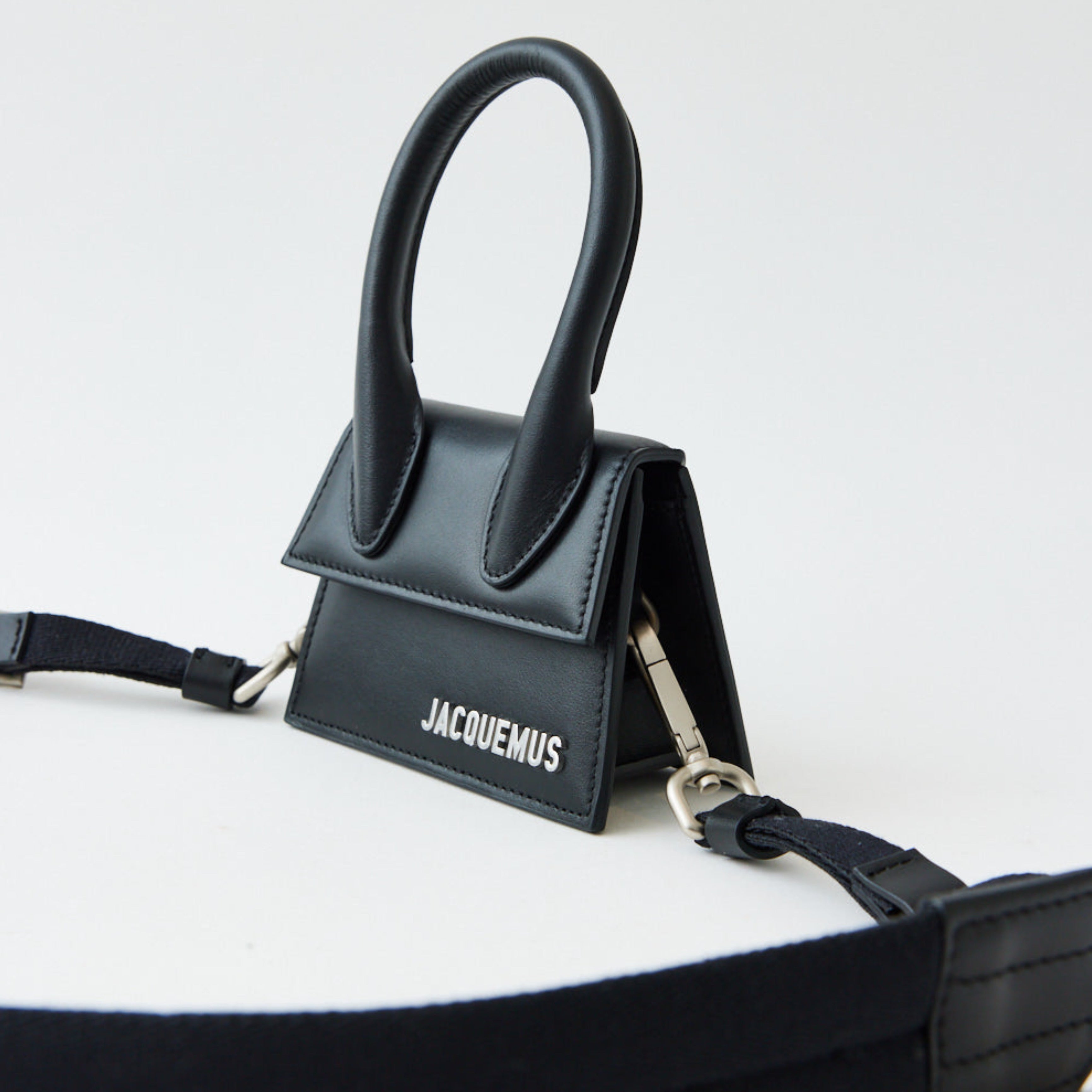 Дамска мини чантичка от естествена кожа Mini Le Chiquito Black Leather Bag Jacquemus 216BA0013061990