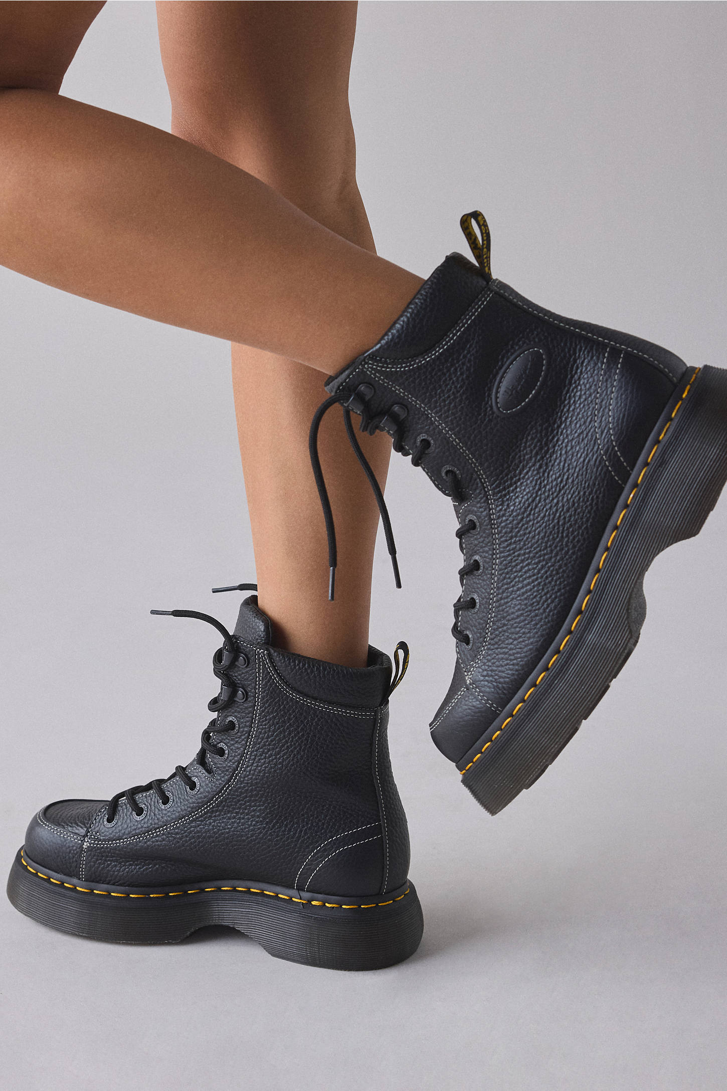 Дамски боти Dr. Martens Women Boots 
42032001 Model View