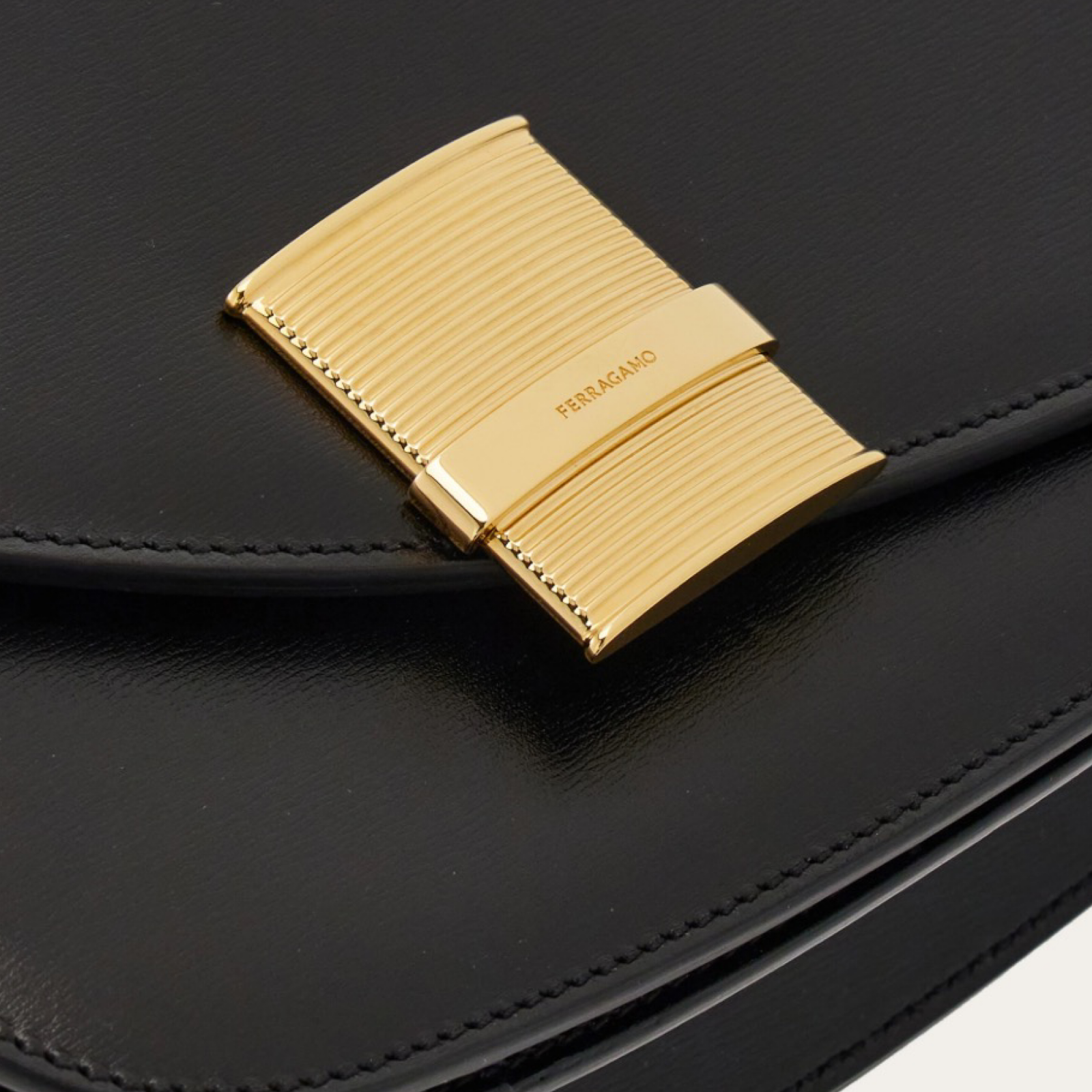 Дамска чанта Salvatore Ferragamo Fiamma Crossbody Bag 215971 769385 Close-Up