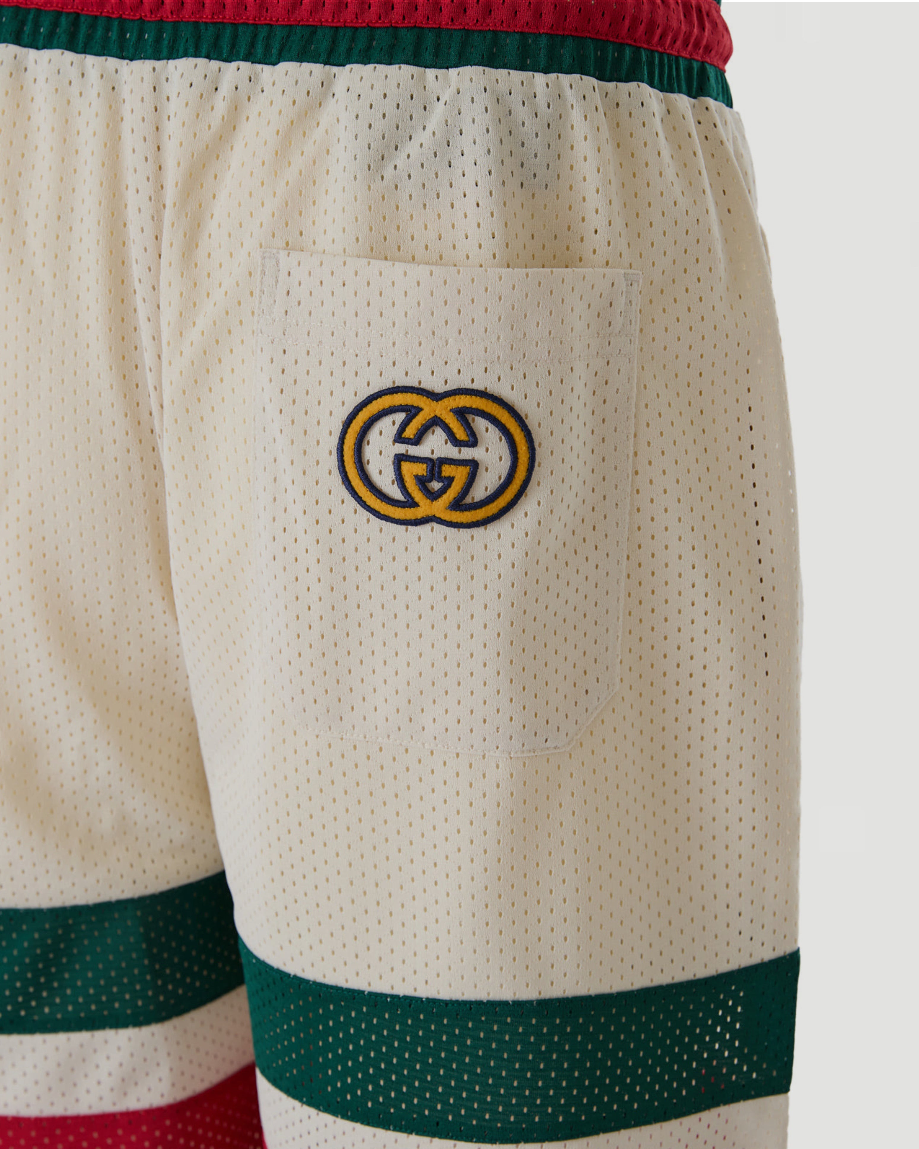 Мъжки луксозни къси панталони шорти в цвят слонова кост Men’s luxury iconic GUCCI logo shorts 737407 XJFFK 9325 Back pocket logo view