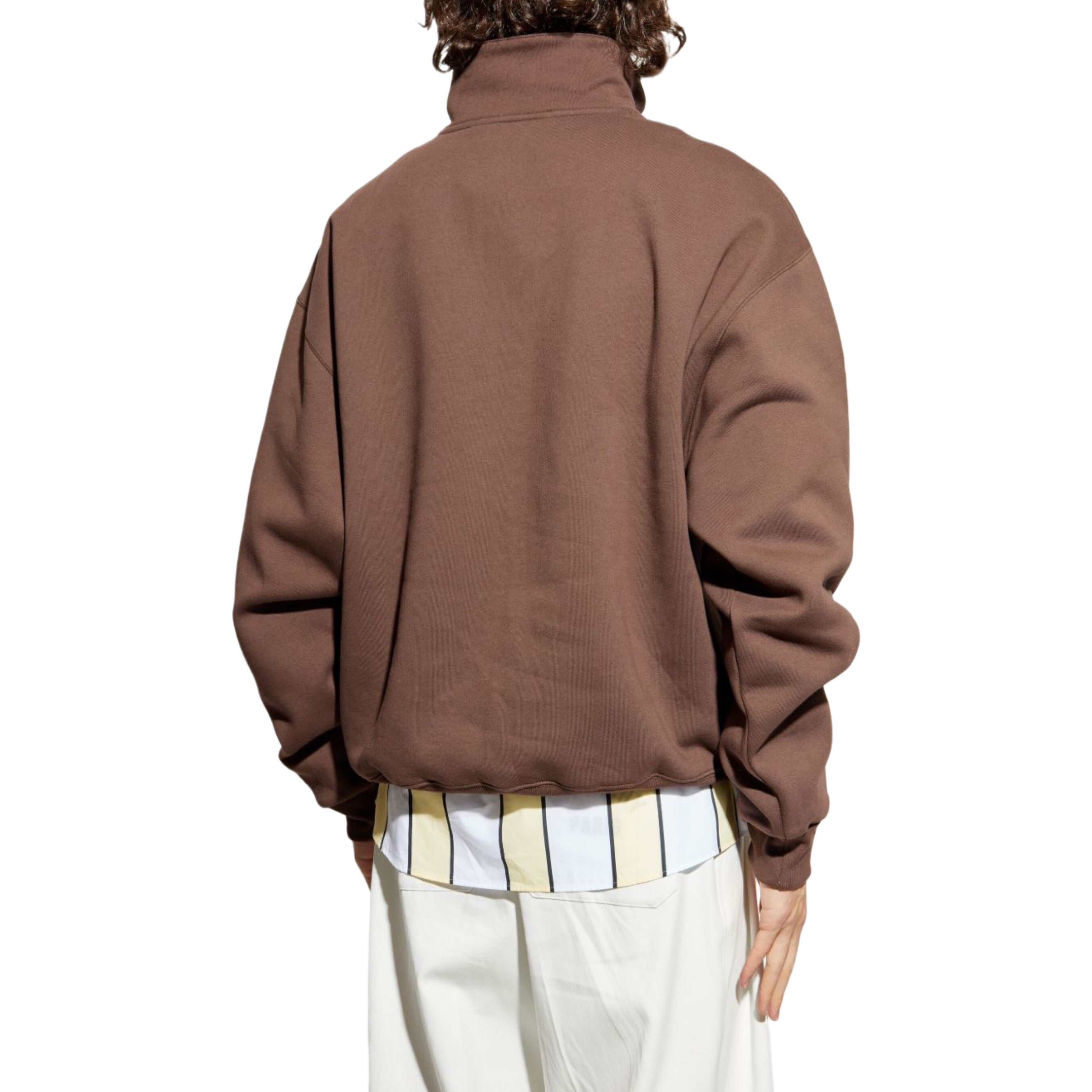 Мъжка блуза с цип Men’s sweatshirt Jacquemus Le Camionneur SSM00313AJ00174881 Brown back lifestyle view