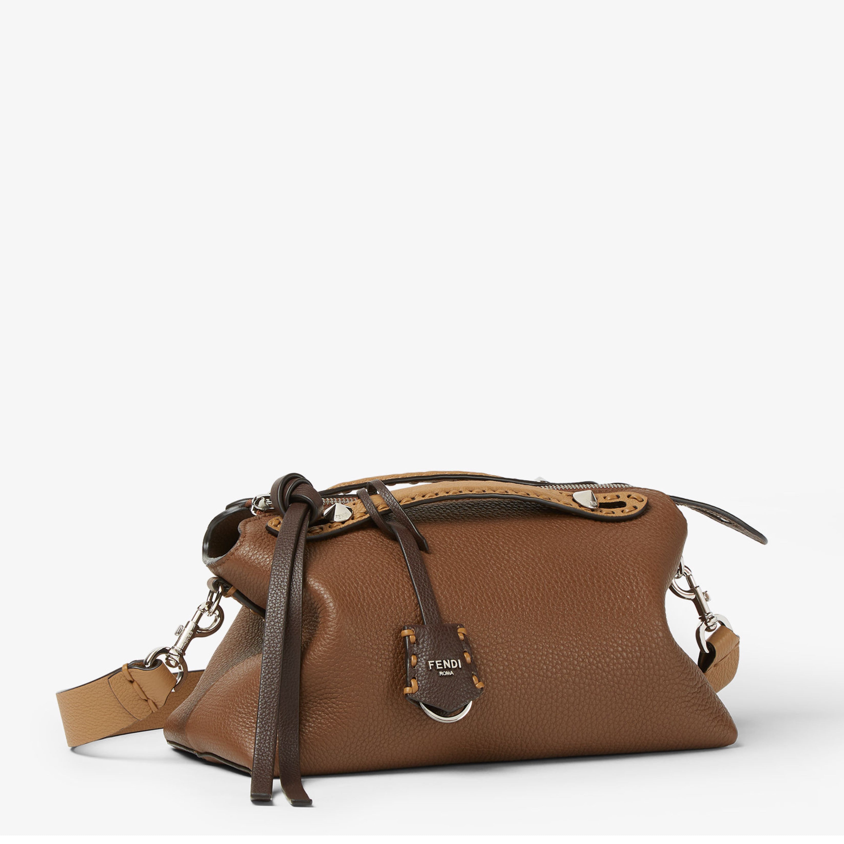 Дамска луксозна чанта Women’s shoulder bag Fendi By the way Selleria 8BL155AV1JF1TVA Brown angled view 