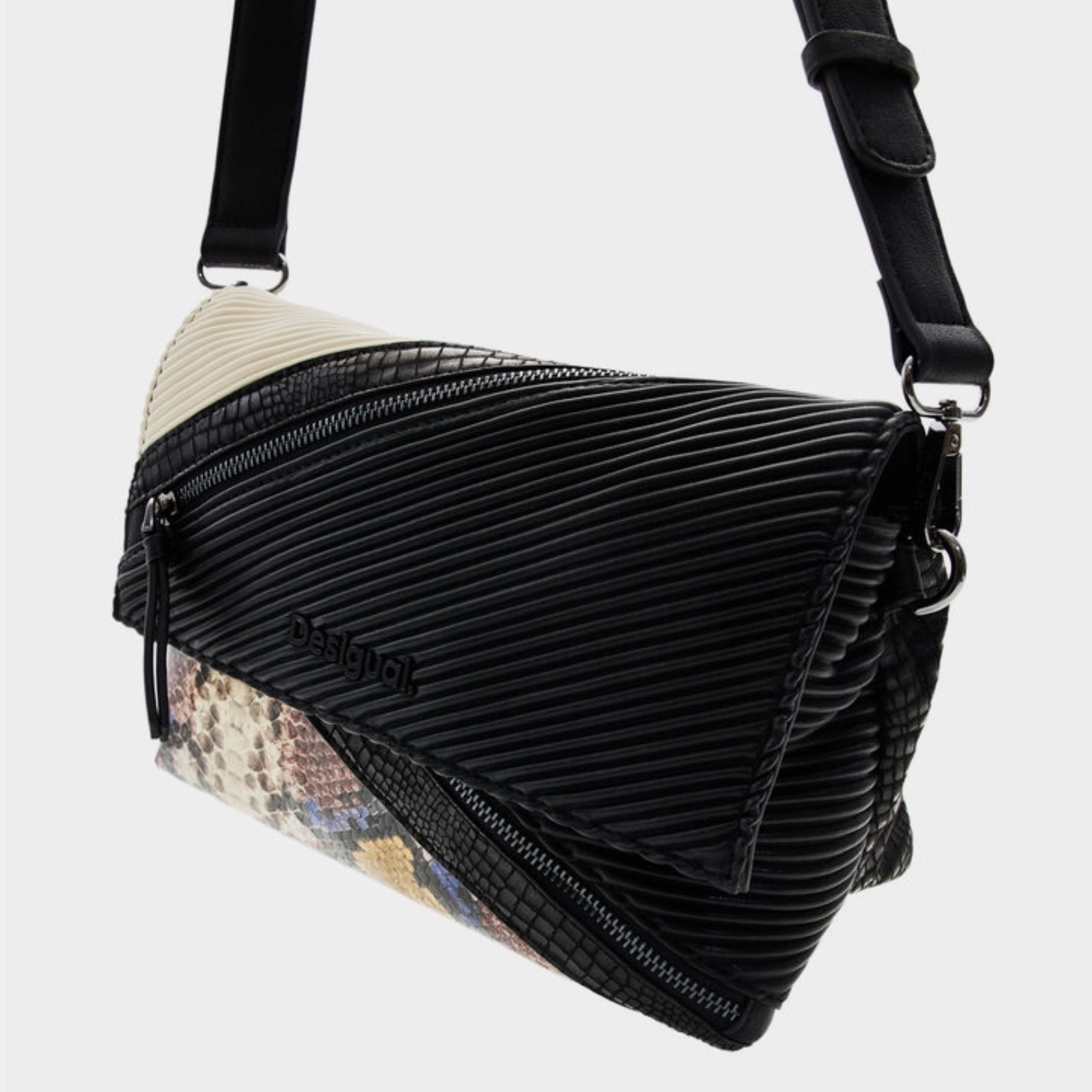 Дамска чанта Women’s midsize patchwork shoulder bag Desigual 23WAXP942000U Black