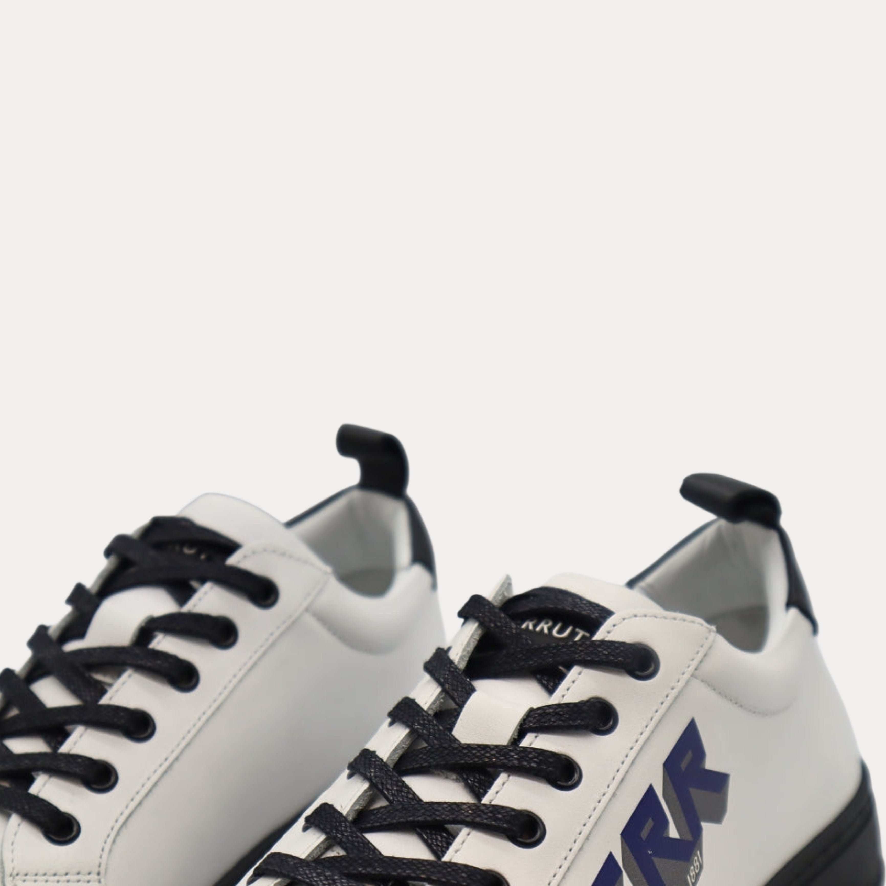 Мъжки кецове от естествена кожа в бяло Men’s sneakers Cerruti 1881 CSSU01168M42 White cropped view
