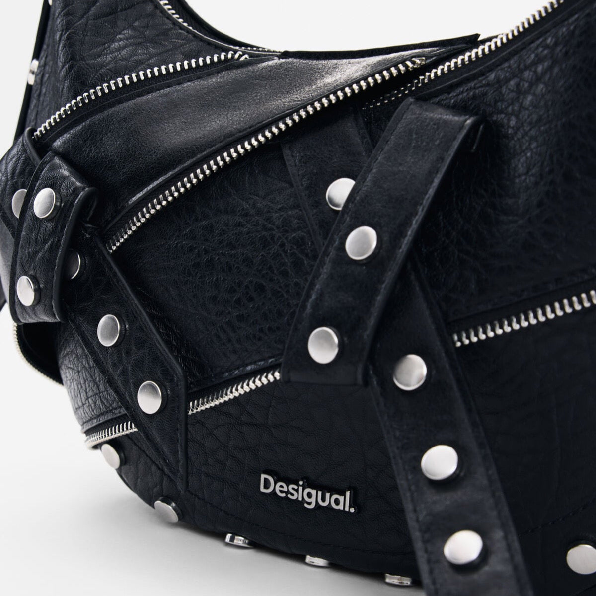 Дамска чанта Desigual women’s shoulder bag 26WAXP28 2000 Close-up 