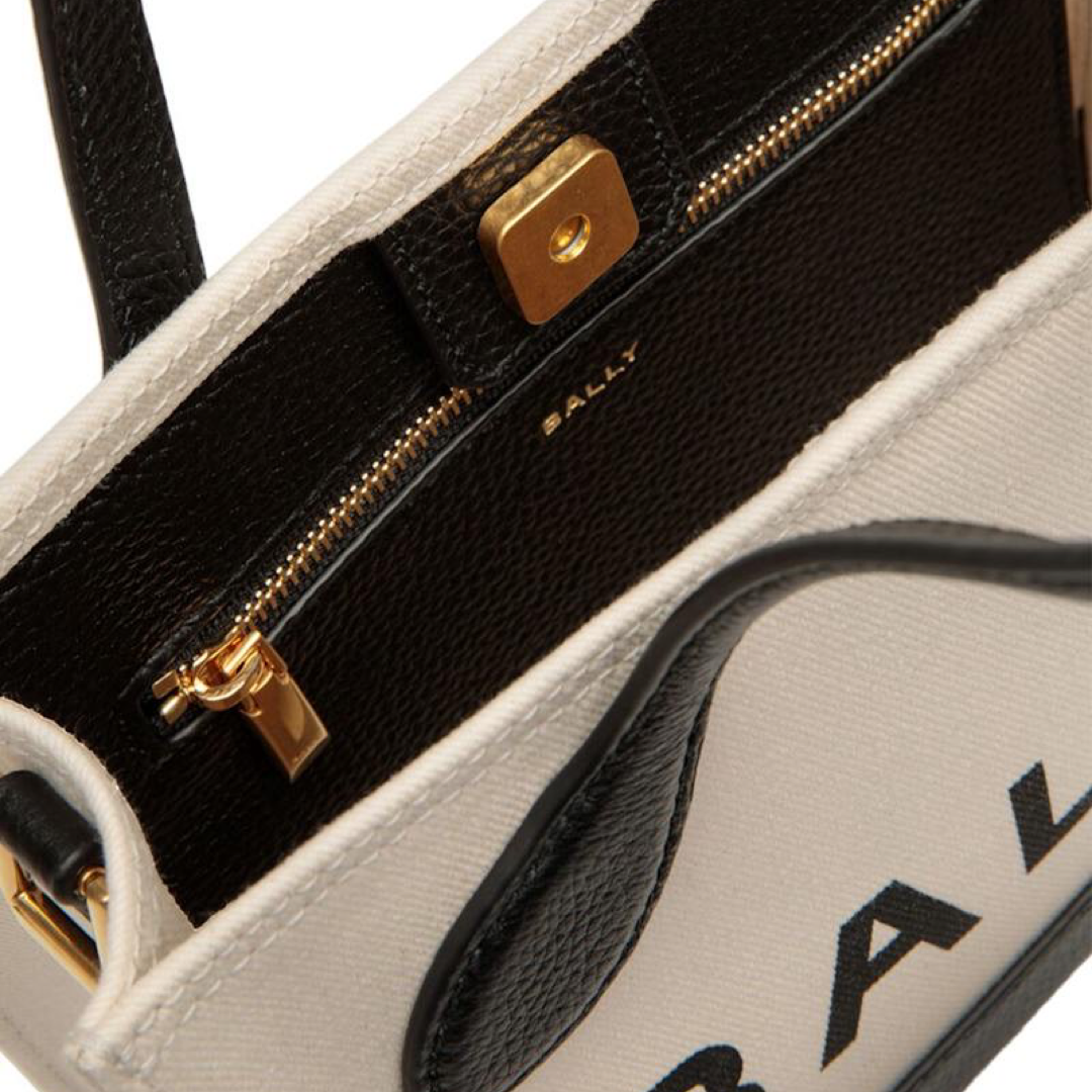 Дамска бяло черна чанта Bally Chic Contrast Mini Leather Handbag