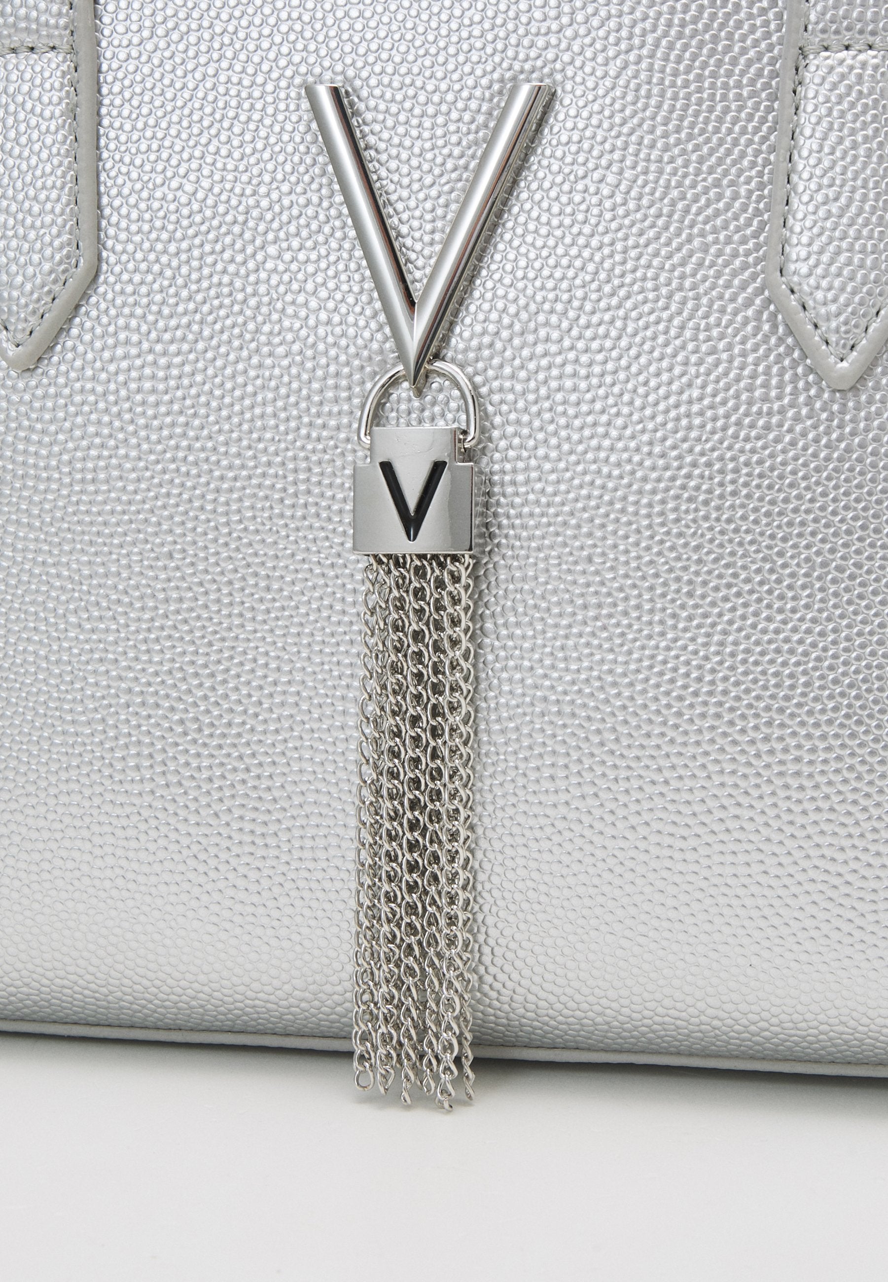 Дамска чанта в сребристо Women’s handbag Valentino Divina VBS1R415G
Argento (Silver)