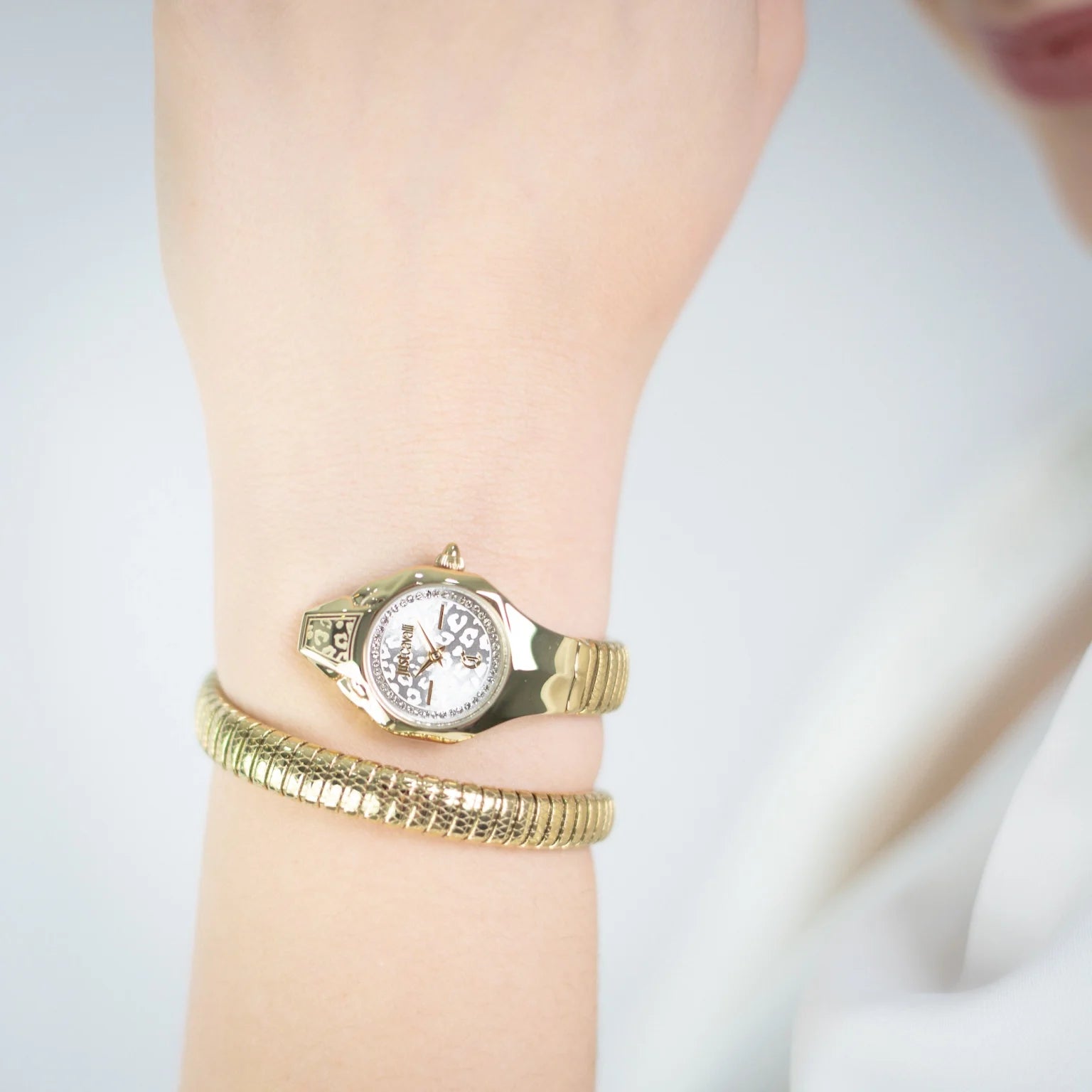 Дамски часовник Women’s watch Just Cavalli Signature Snake Fiore JC1L354M0025 Yellow Gold Silver on hand view