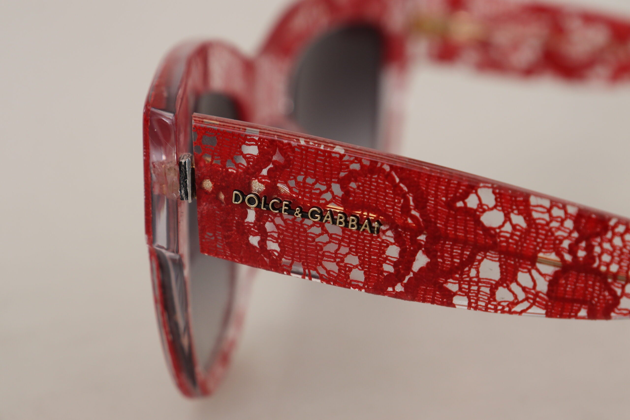 Dolce &amp; Gabbana Елегантни слънчеви очила с червена дантела
