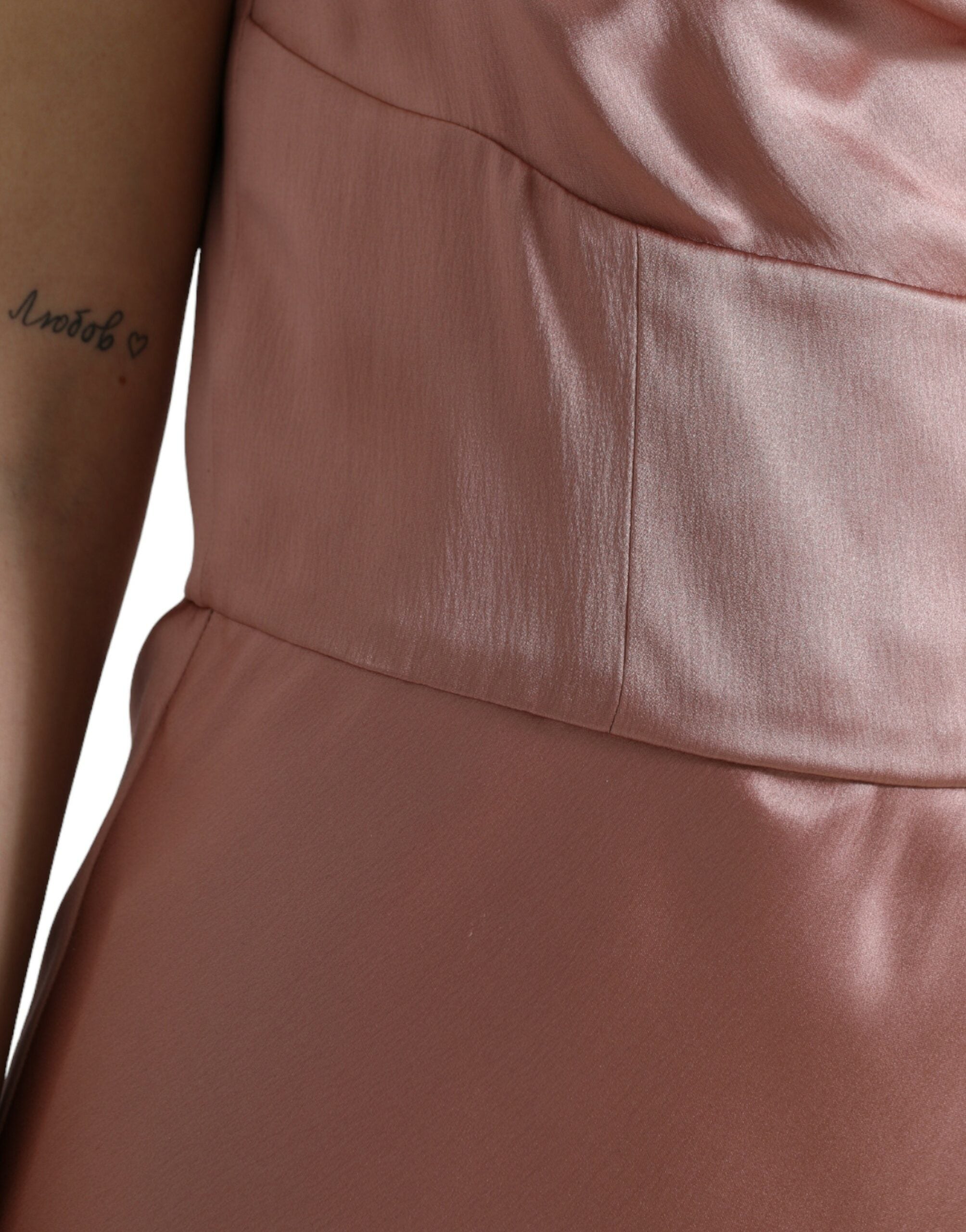 Елегантна дълга копринена рокля Dolce &amp; Gabbana в розово