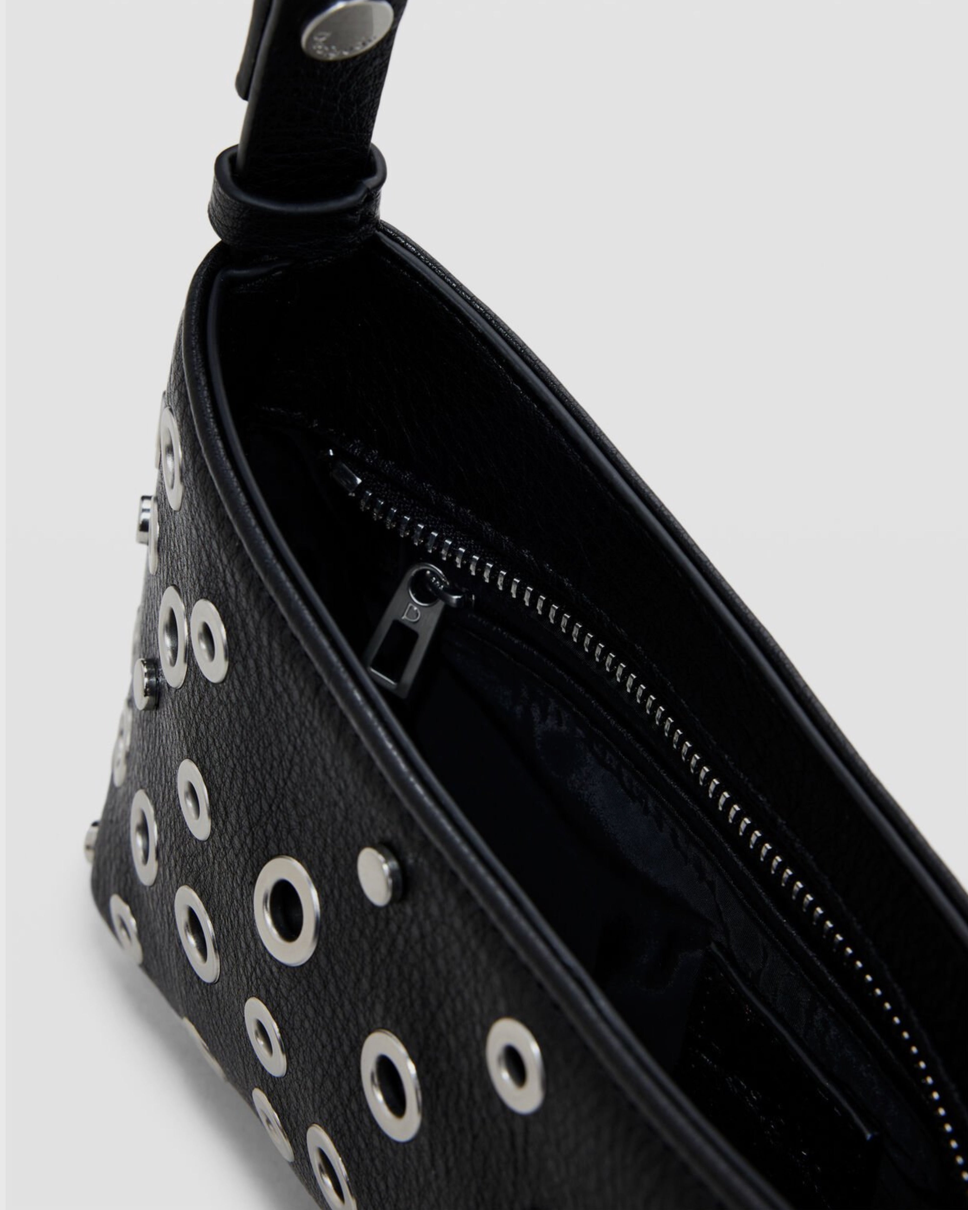 Дамска чанта за рамо в черно Women’s studded shoulder bag Desigual
25SAXP70 2000U Black