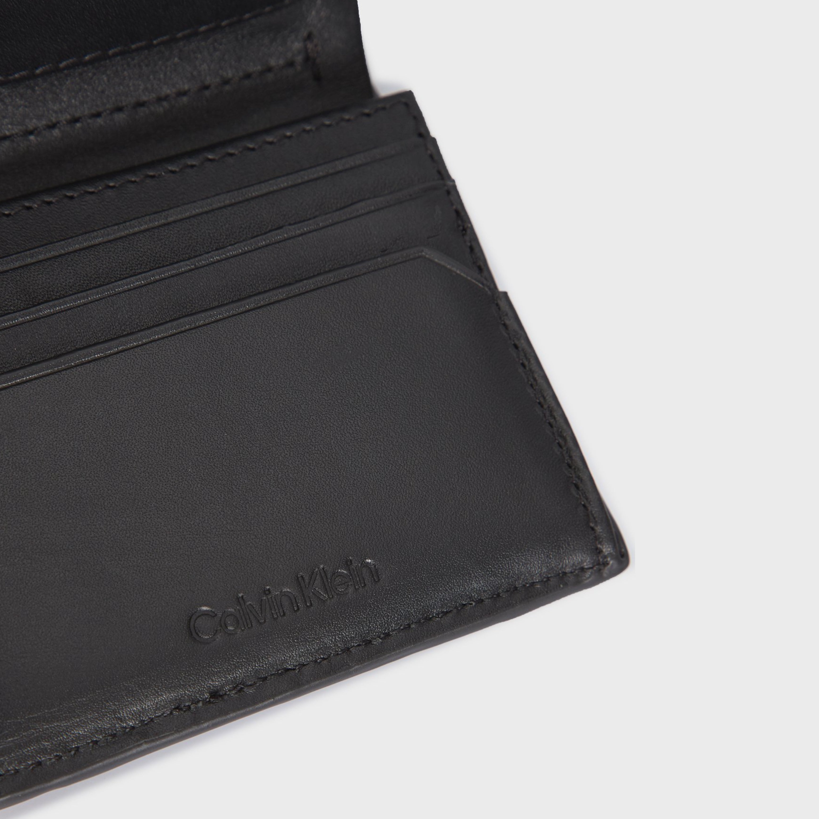 Мъжки вертикален портфейл от естествена кожа в черно Men's vertical wallet Calvin Klein K50K510606 C90AF66 Black