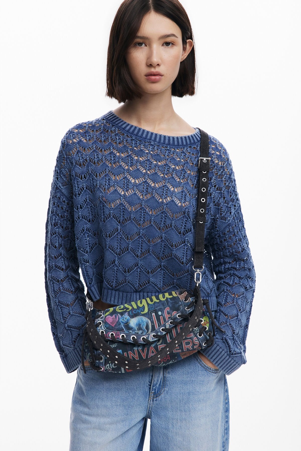 Дамска чанта Women’s medium graffiti bag Desigual 25WAXD22 9019 lifestyle front view