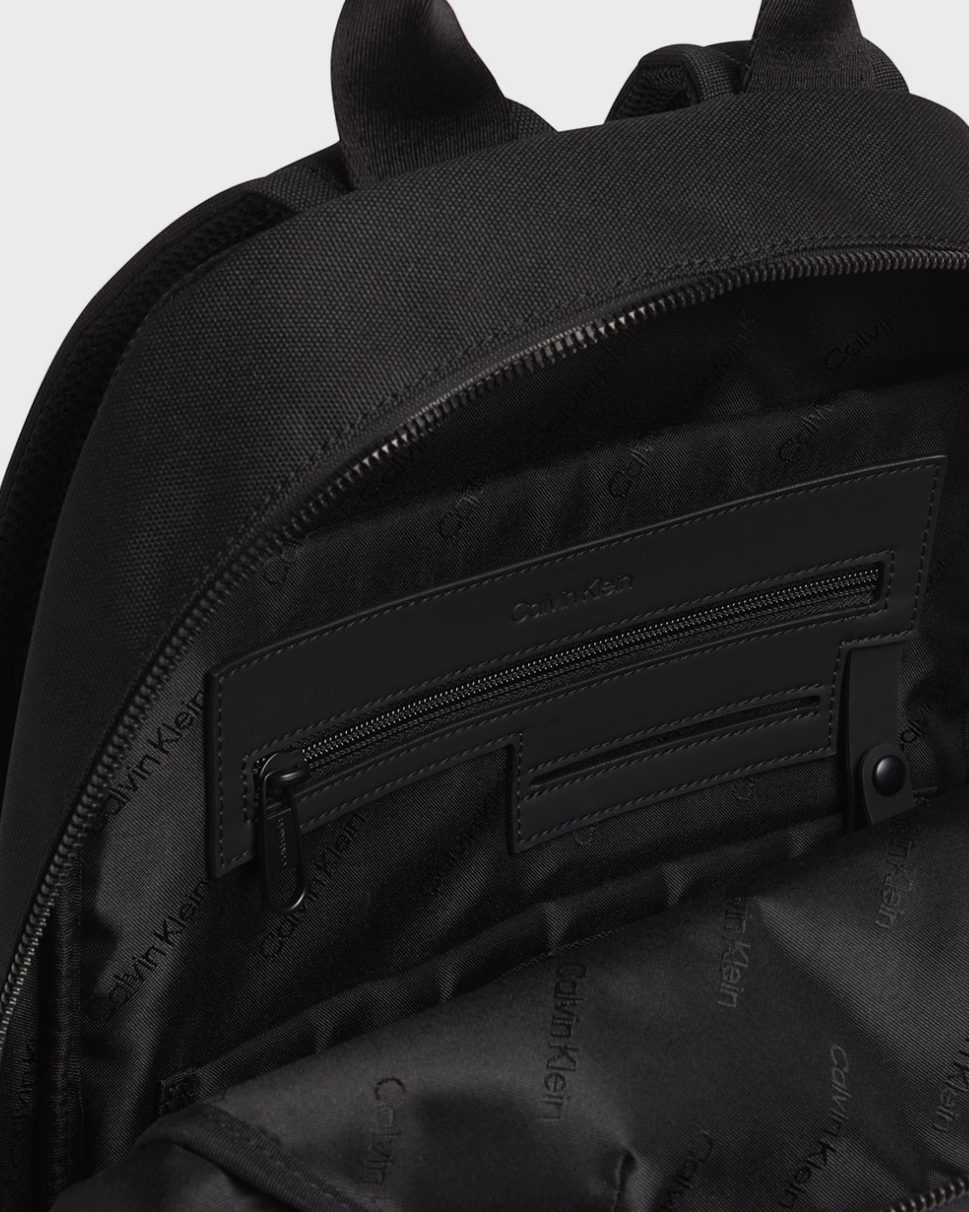 Мъжка раница Men’s rucksack Calvin Klein
K50K509591 Black inside view