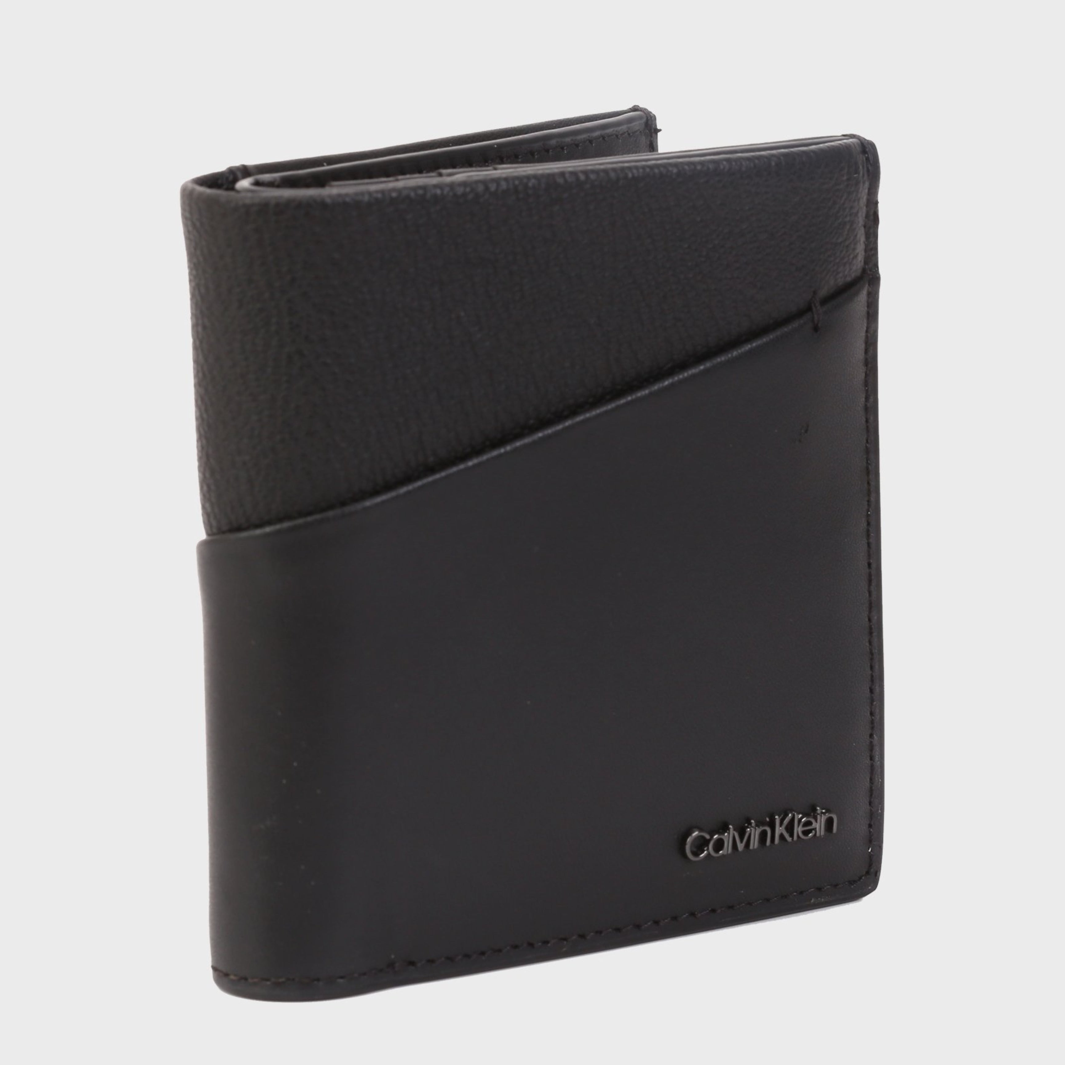 Мъжки вертикален портфейл от естествена кожа в черно Men's vertical wallet Calvin Klein K50K510606 C90AF66 Black