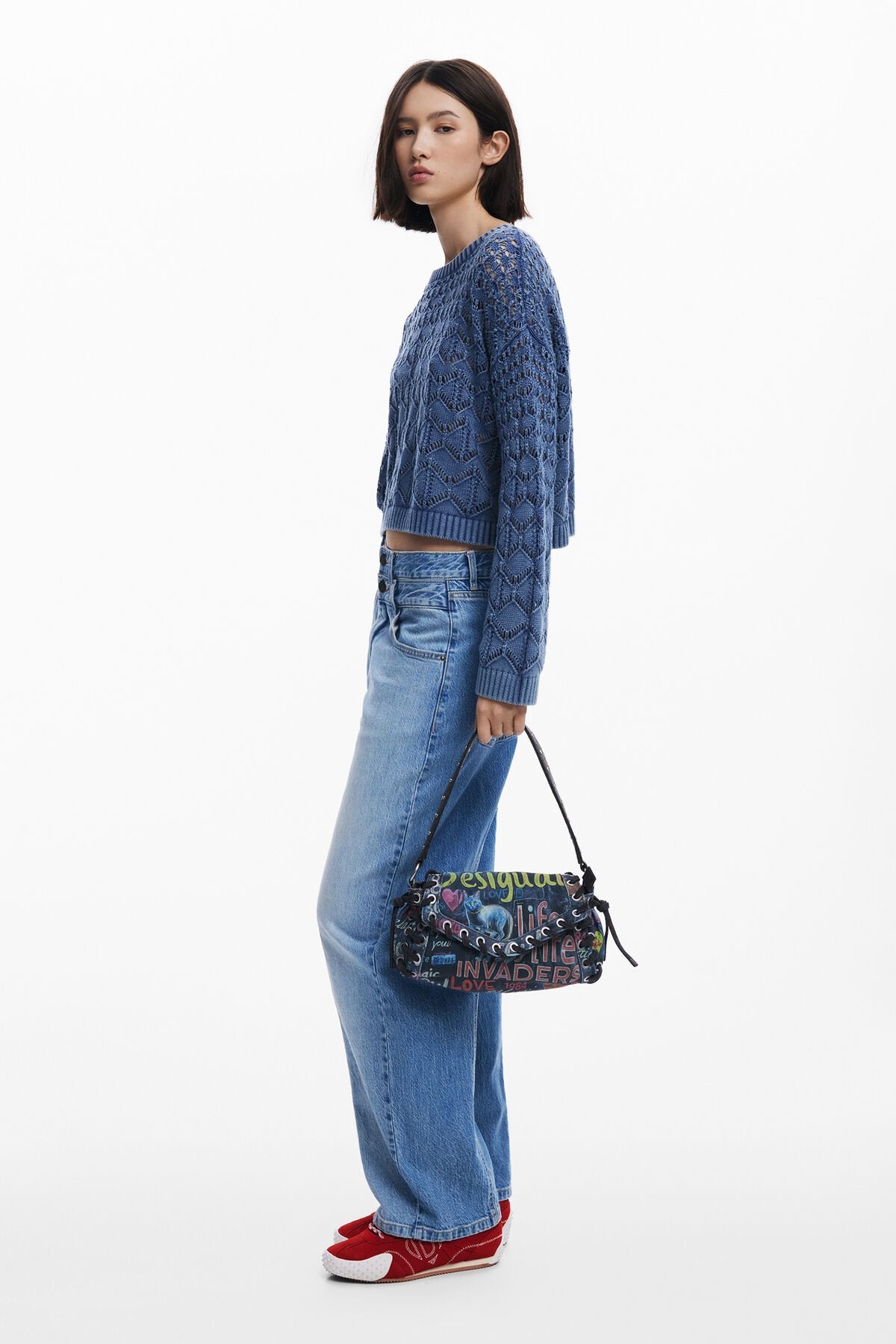 Дамска чанта Women’s medium graffiti bag Desigual 25WAXD22 9019 lifestyle view