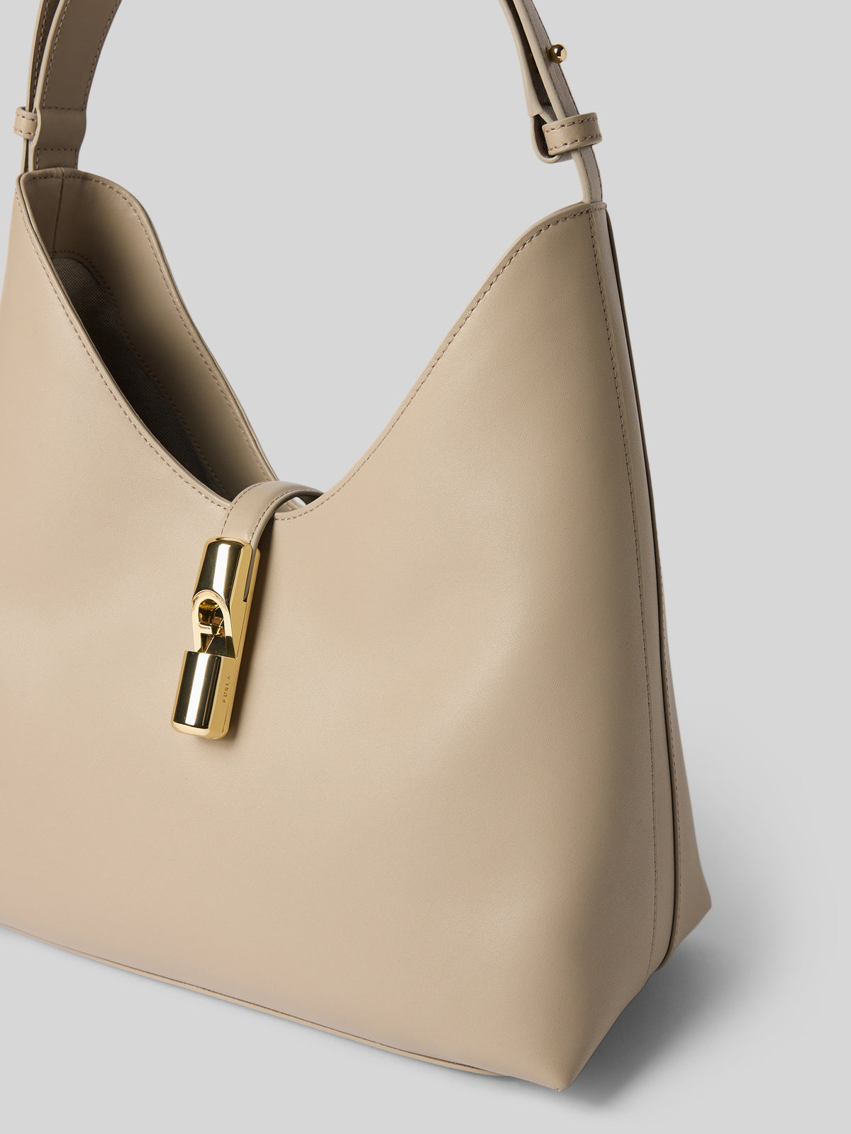 Дамска чанта Furla Goccia M Handbag WB01499 BX3104 Close-Up