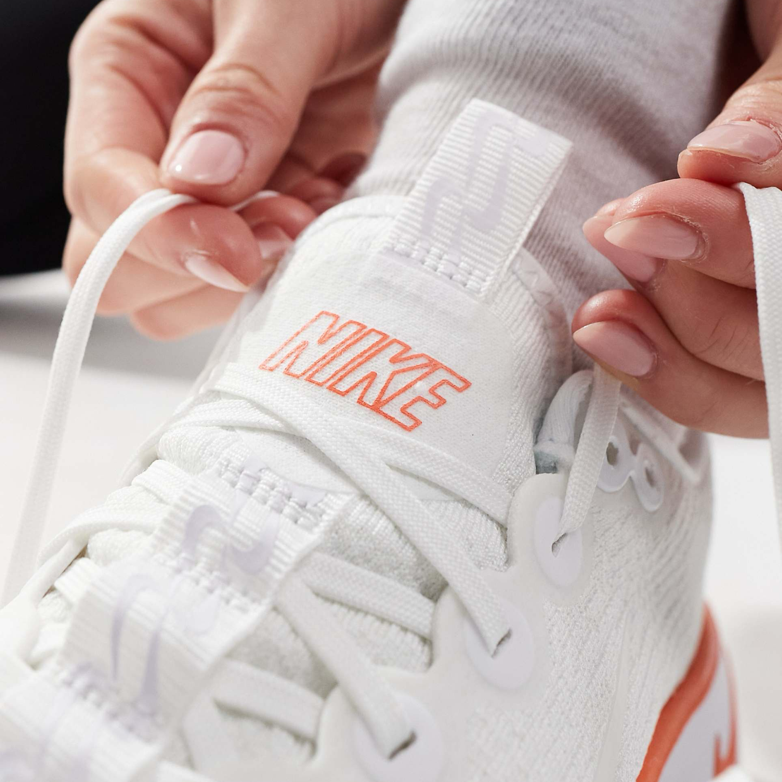 Дамски бели маратонки Nike Motiva Women Sneakers DV1238-109 Close-Up