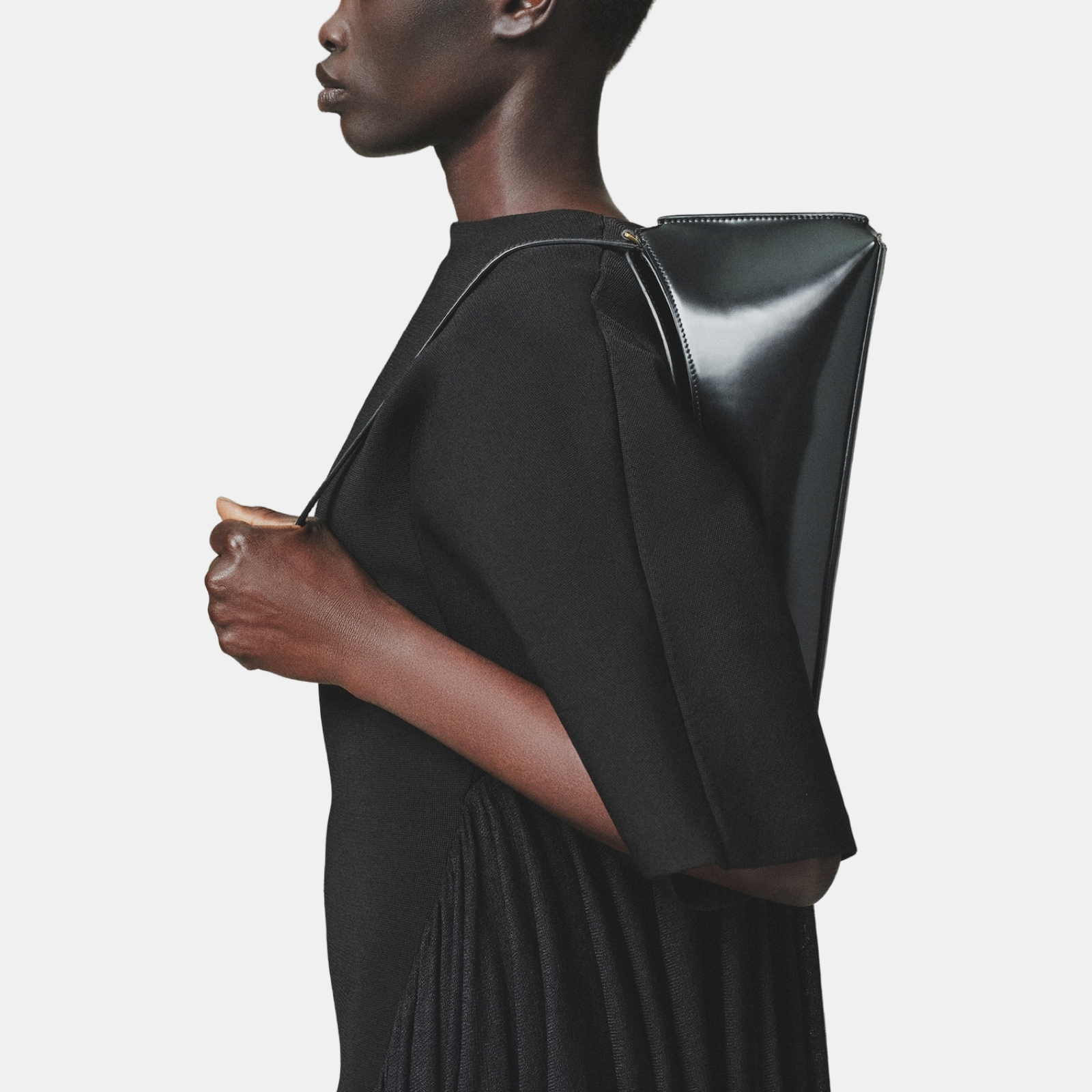 Jacquemus The Ovalo Shoulder Bag BAW00438AC18A01 990 Model View