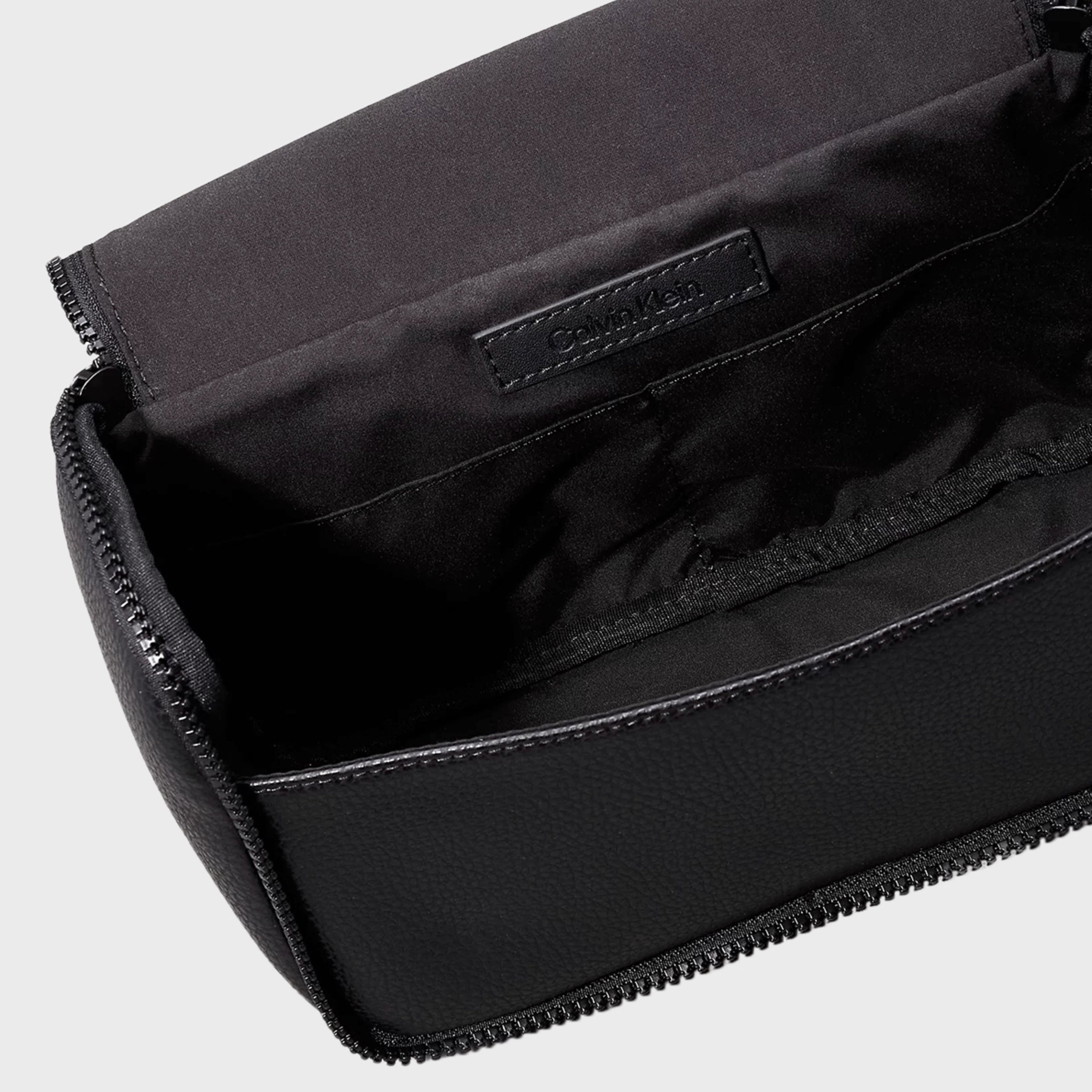 Мъжка тоалетна чанта в черно Calvin Klein Men’s Beauty Case / Wash Bag K50K512521 Black