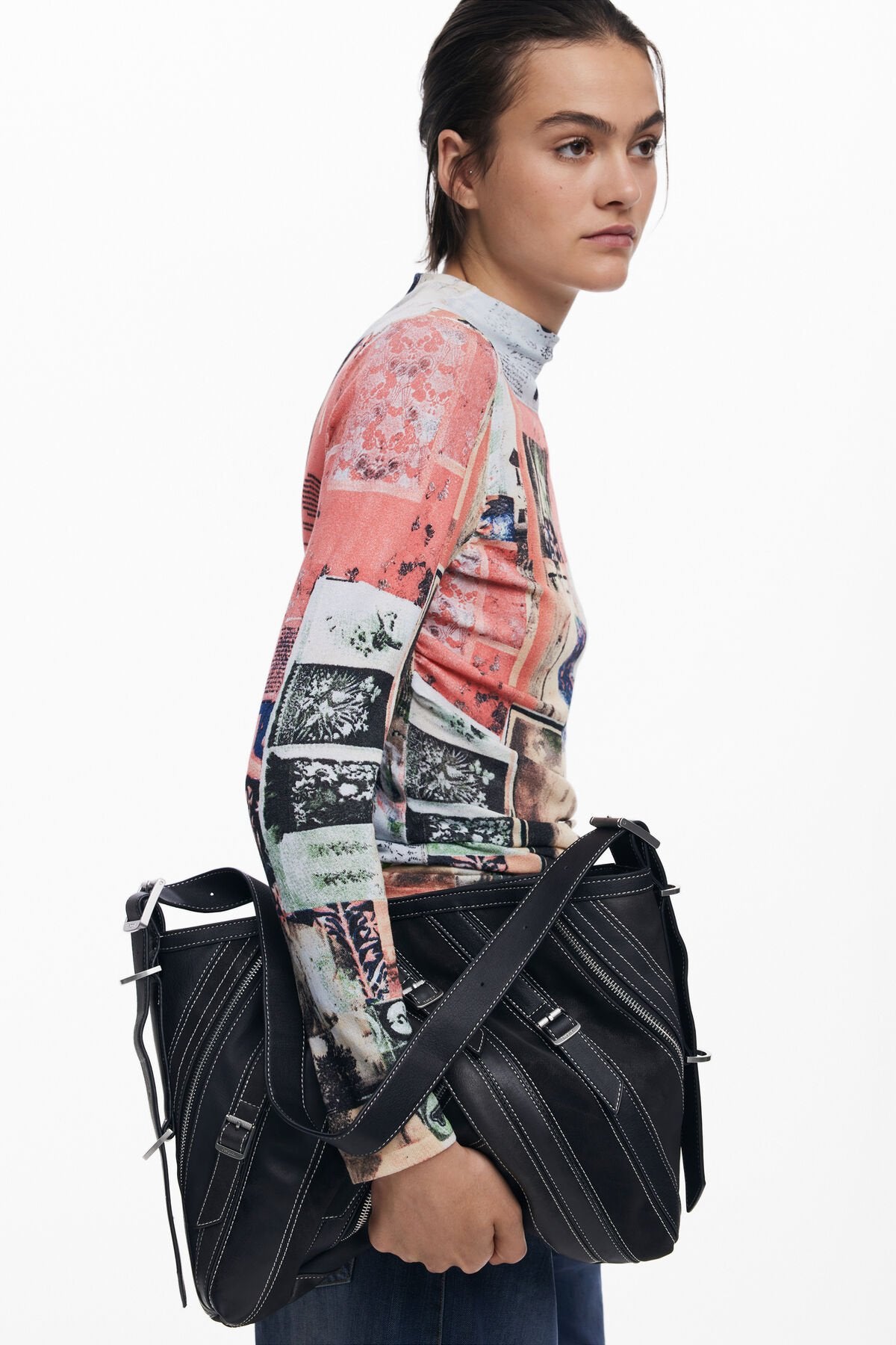 Дамска чанта Women’s shoulder bag Desigual 25WAXP72 2000 lifestyle view