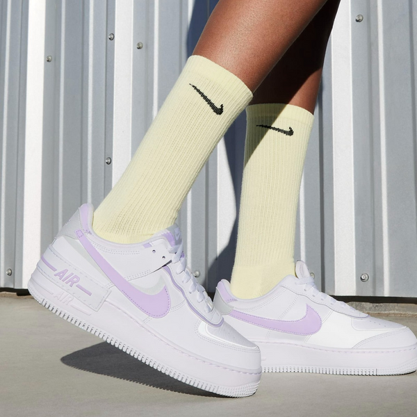Дамски кецове Nike Air Force 1 Shadow FN6335-102 (бяло/сиво Photon Dust/бяло/лилаво) Снимка с модел