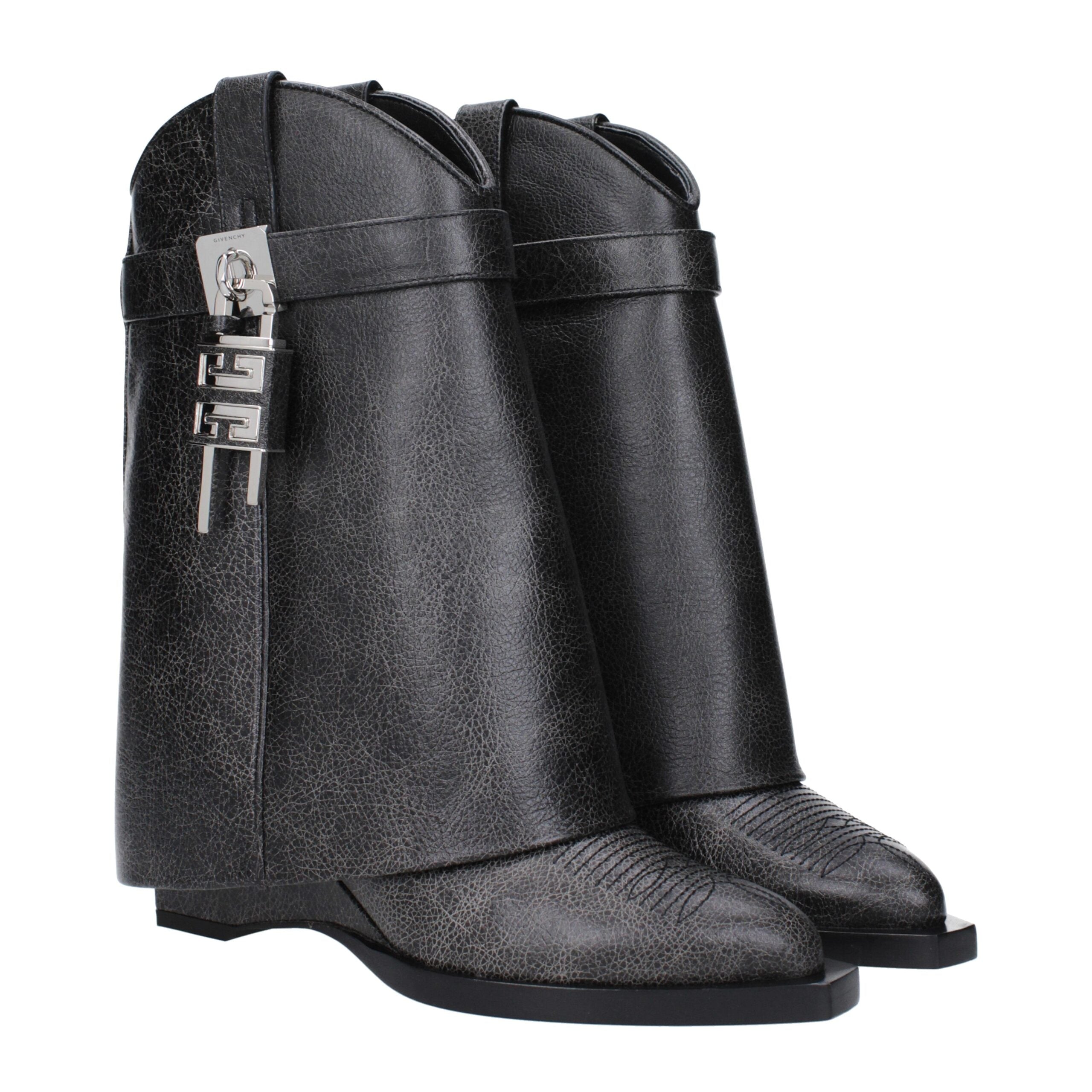 Дамски каубойски ботуши Women’s shark lock cowboy ankle boots Givenchy
BE6048E1WZ001 Black angled view