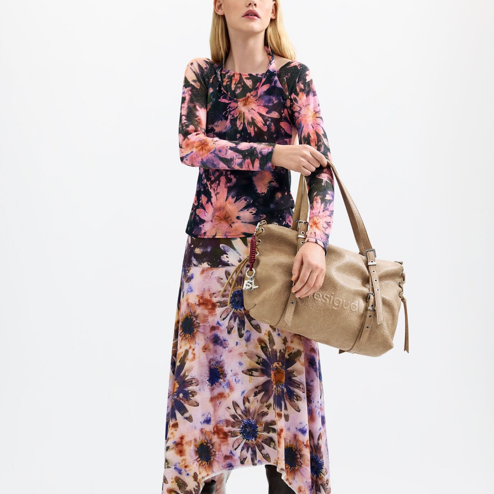 Дамска бежова шопинг чанта Desigual Women Shopping Bag 26WAXP49 1008 Model View