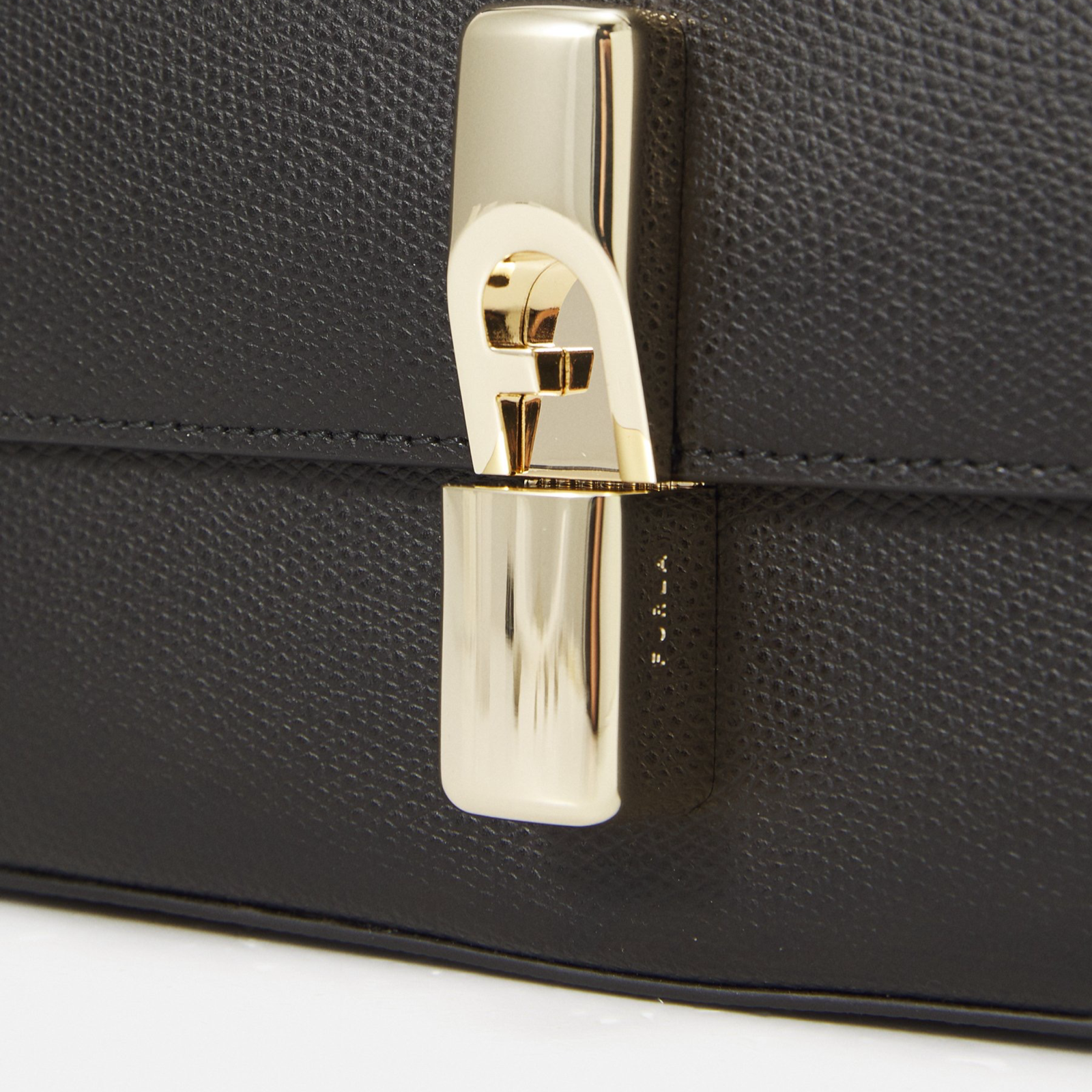 Дамска чанта Furla Iride Crossbody S WB01826 ARE000 1007 Close-Up