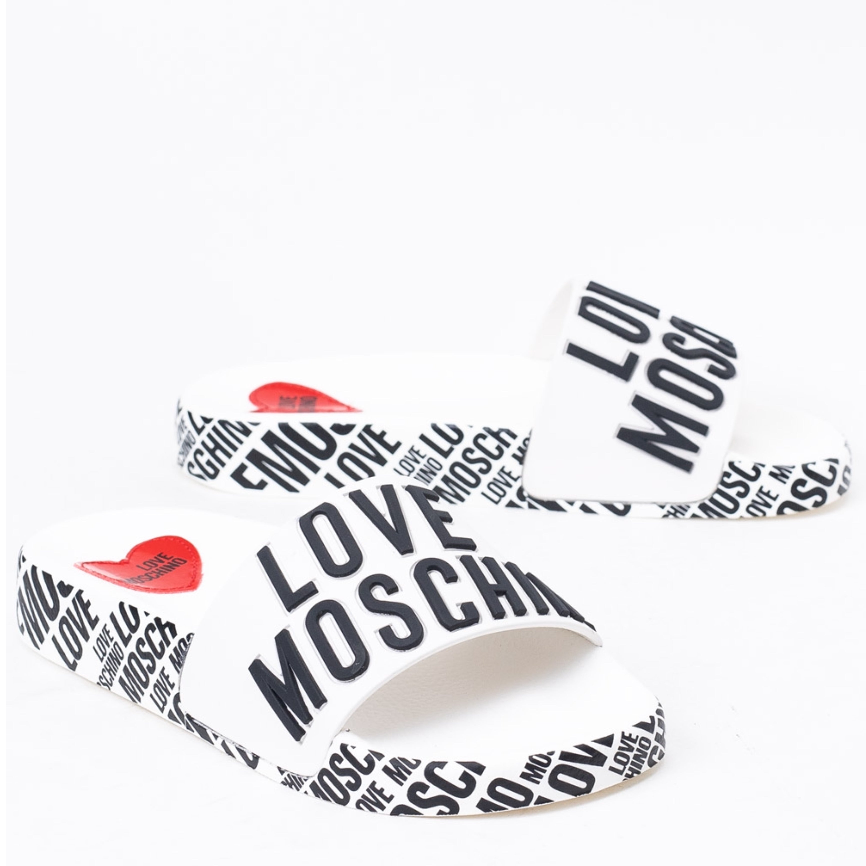 Дамски чехли джапанки Love Moschino JA28112G0GI17100 в бяло