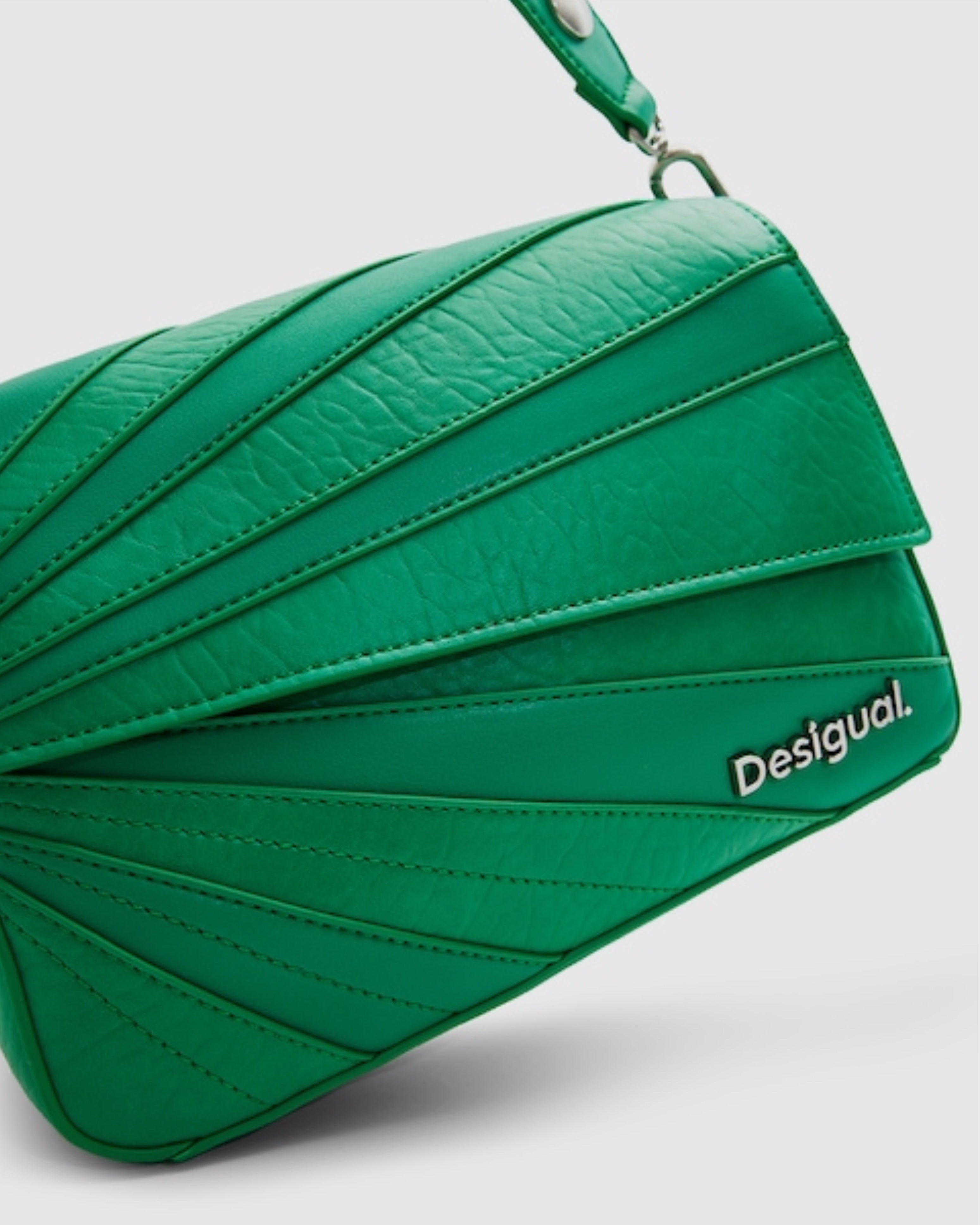 Дамска чанта за рамо в зелено Women’s S patch textures shoulder bag Desigual
24SAXP43 4014U Green