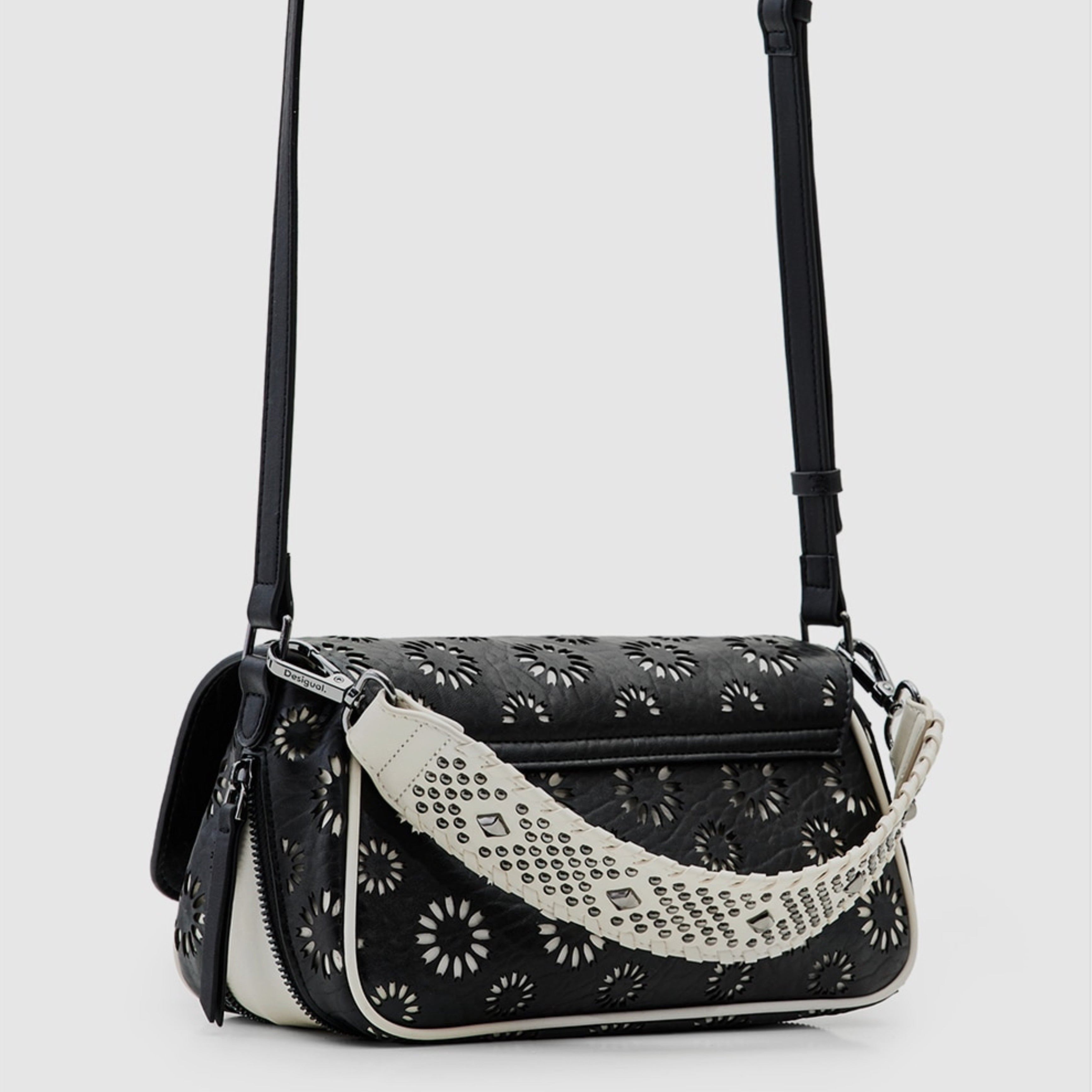 Дамска кросбоди чанта за рамо Women’s shoulder bag Desigual AMORINA TROMSO
23WAXP28 Black