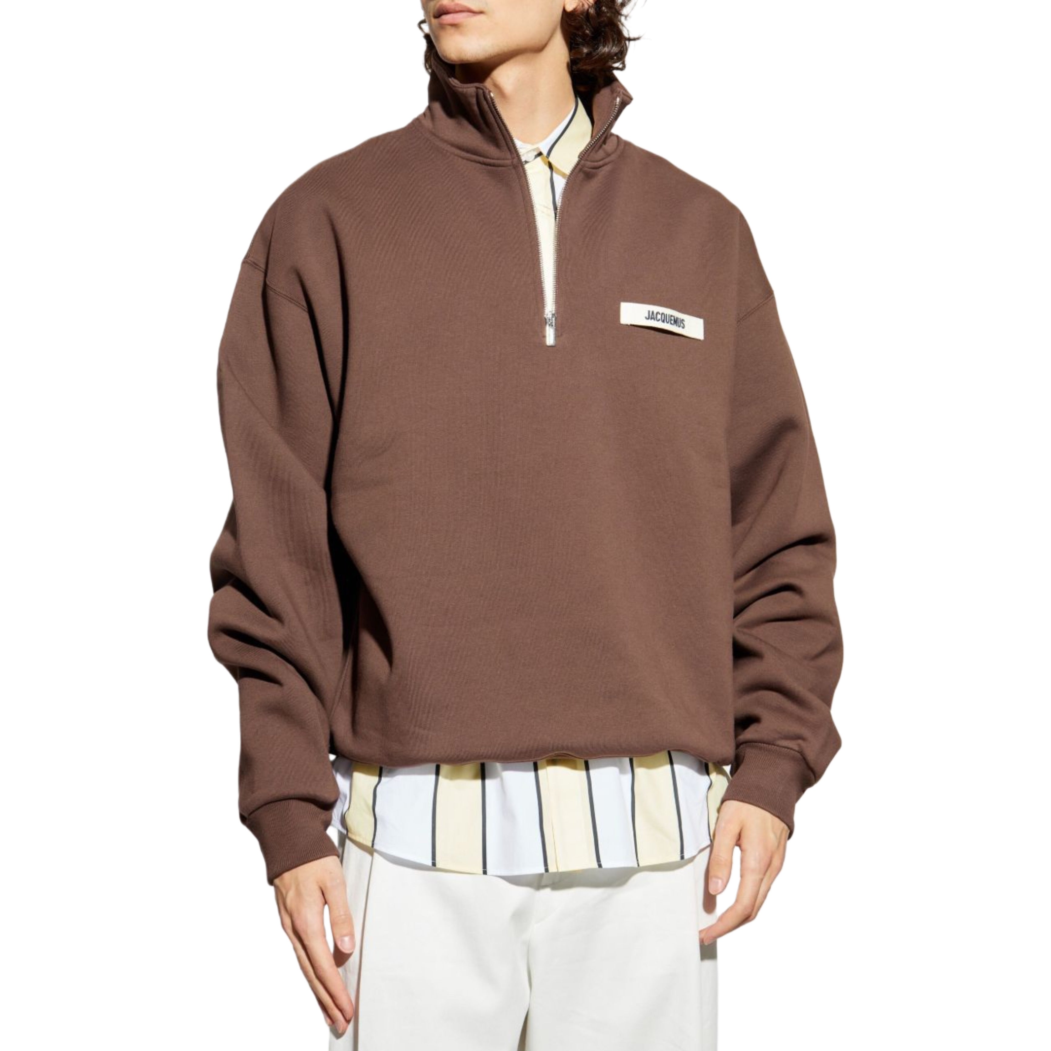 Мъжка блуза с цип Men’s sweatshirt Jacquemus Le Camionneur SSM00313AJ00174881 Brown front lifestyle view