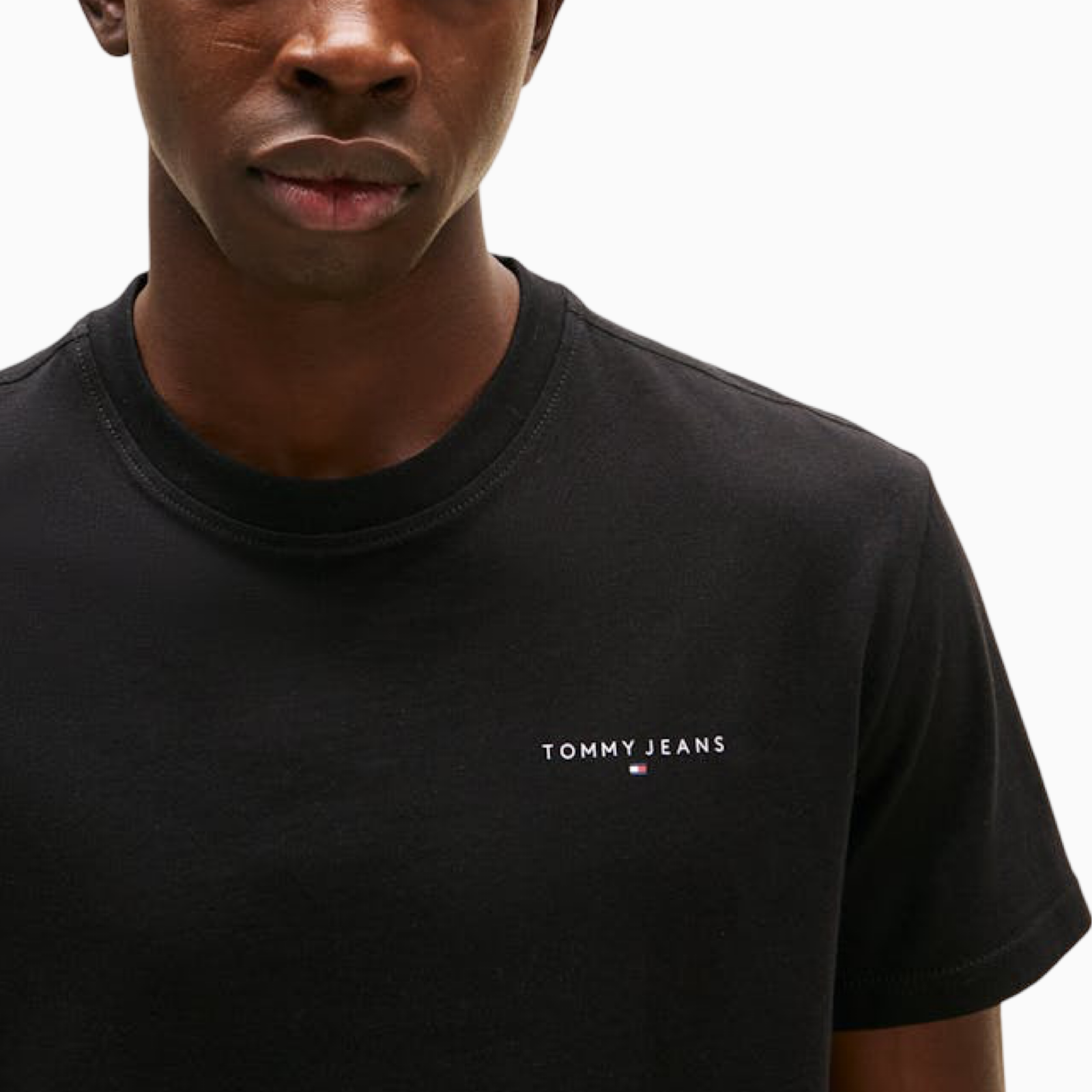 Мъжка черна тениска Tommy Hilfiger Jeans Men T-shirt DM0DM21780 BDS Close-Up
