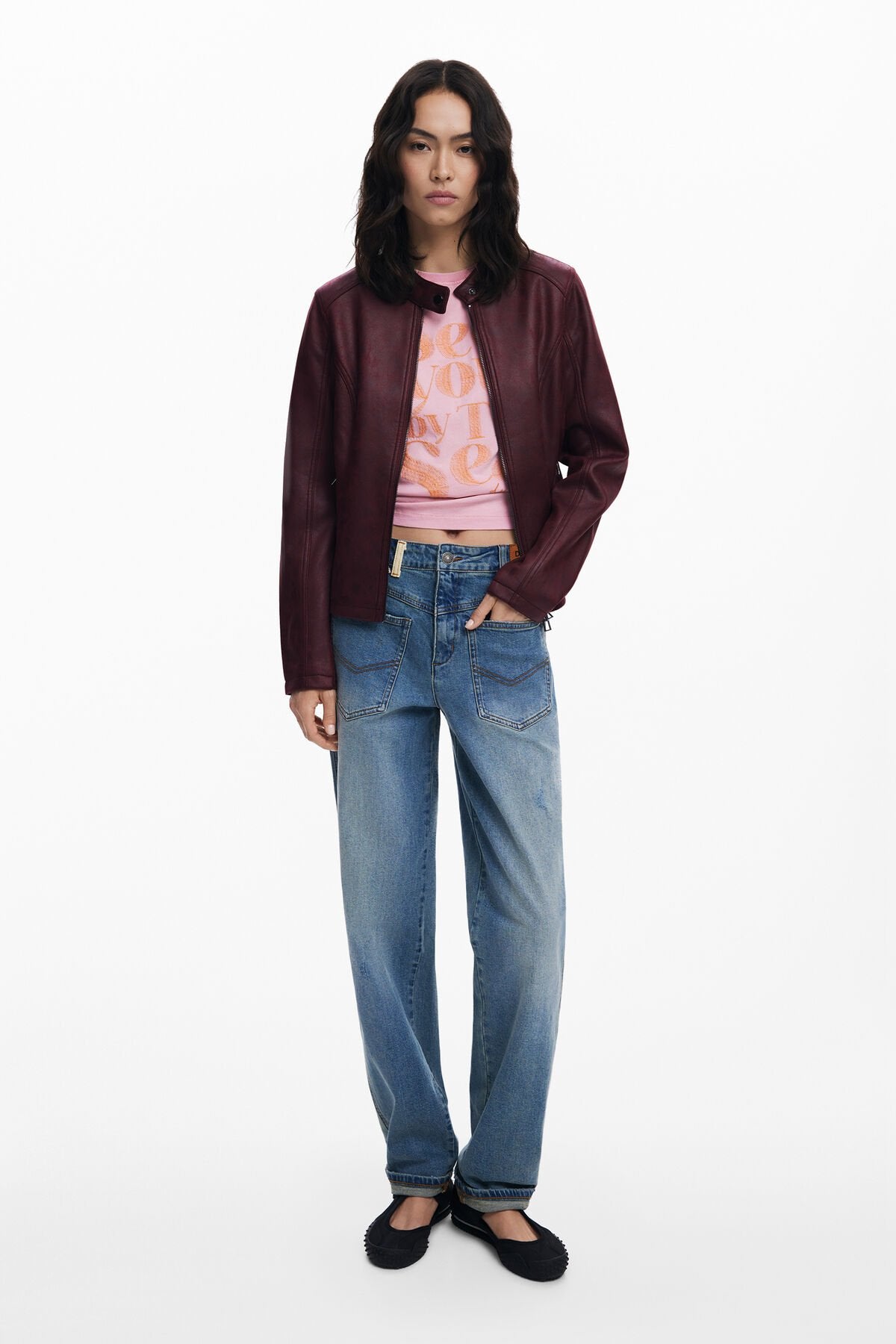Дамско яке Women’s jacket Desigual
25WWEW433006 Bordeaux lifestyle view