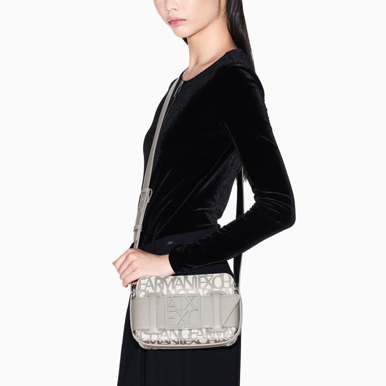 Дамска чанта Armani Exchange Women Crossbody Bag 942699 3F742 Model View