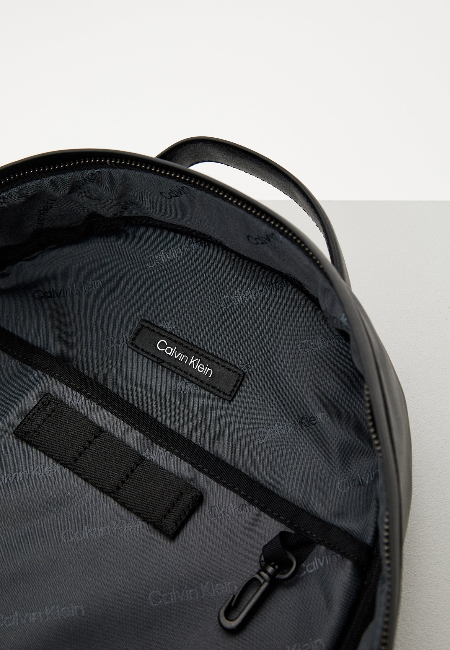 Мъжка раница Men’s rucksack Calvin Klein
K50K511212 Black inside view