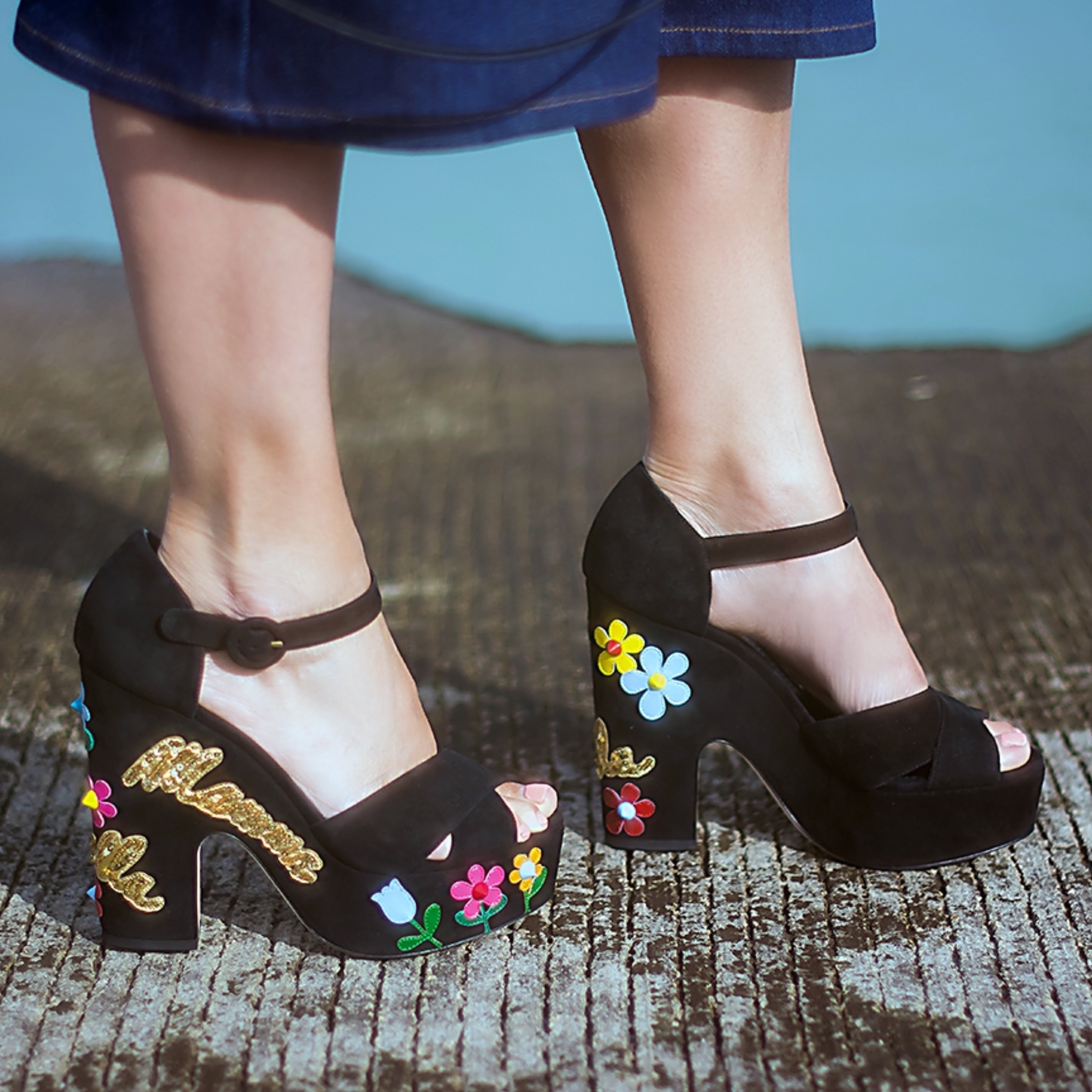 Дамски луксозни обувки на висок ток с флорални мотиви Dolce & Gabbana Mama Mia Black Floral Ankle Strap Heels в черно