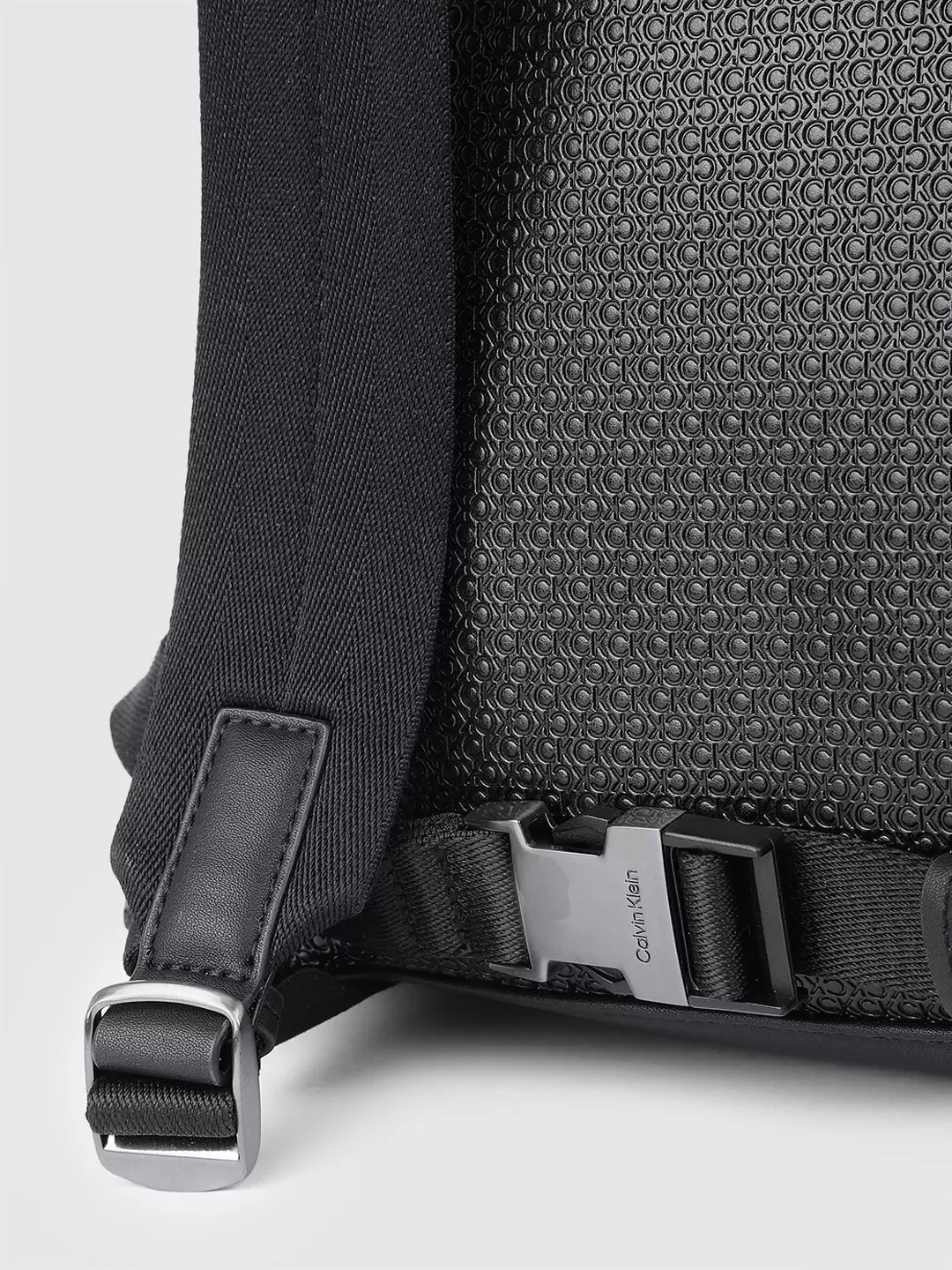 Мъжка раница Men’s rucksack Calvin Klein
K50K510802 Black detail view